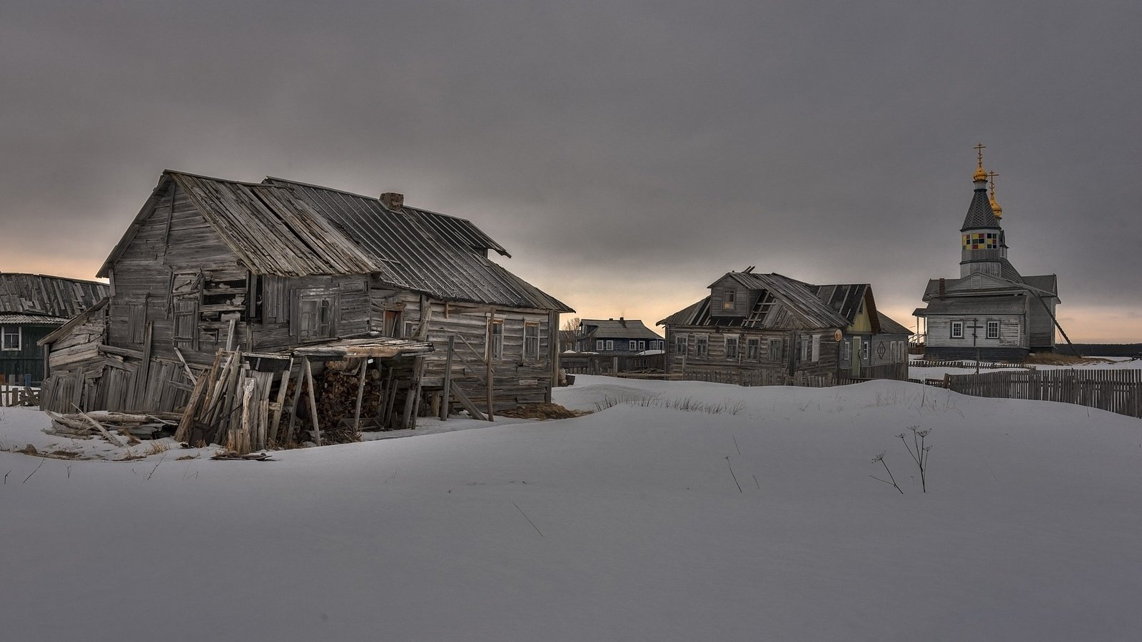 Обои снег, зима, утро, деревня, дома, церковь, мурманская область, snow, winter, morning, village, home, church, murmansk oblast разрешение 2390x1400 Загрузить