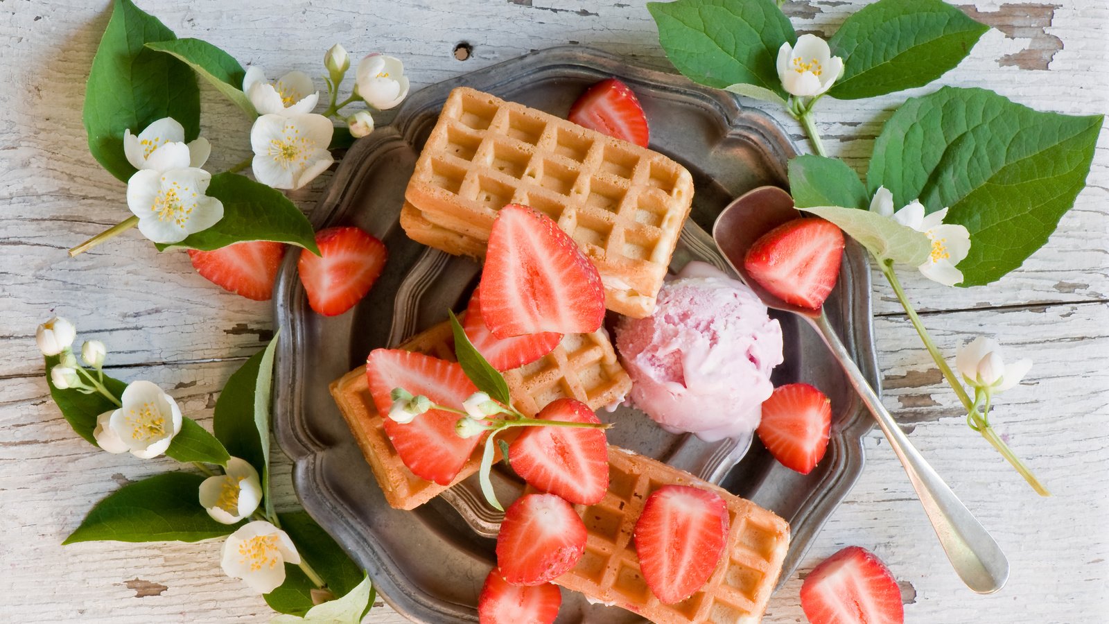Обои мороженое, клубника, ягоды, вафли, жасмин, ice cream, strawberry, berries, waffles, jasmine разрешение 4192x2776 Загрузить