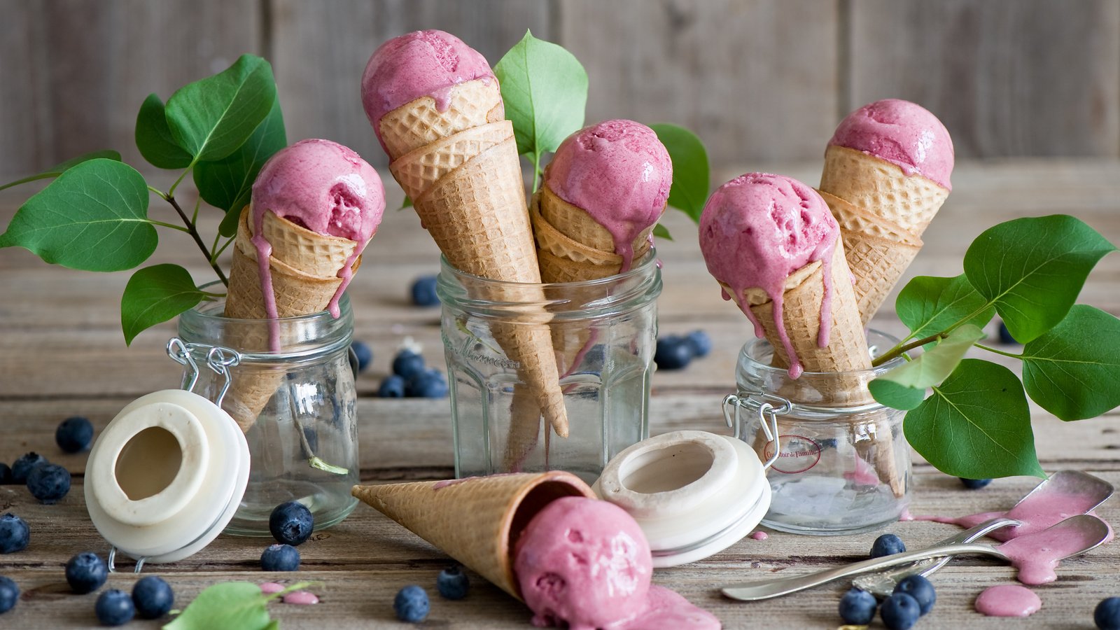 Обои мороженое, еда, сладости, черника, вафельный рожок, банка. вафельный рожок, ice cream, food, sweets, blueberries, waffle cone разрешение 4256x2768 Загрузить