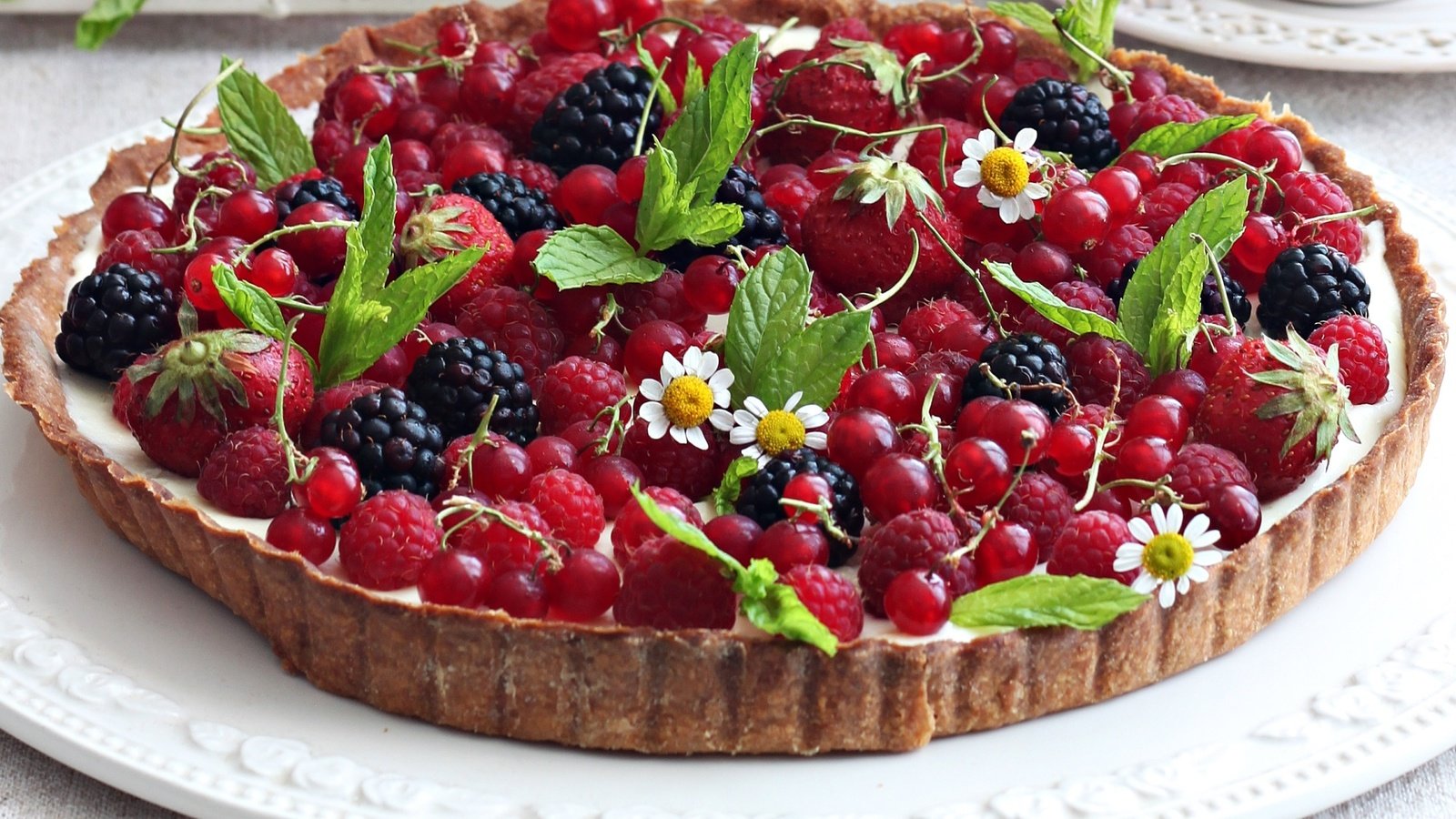 Обои пирог, цветы, ежевика, мята, смородина, малина, клубника, ромашки, ягоды, выпечка, красная смородина, pie, flowers, blackberry, mint, currants, raspberry, strawberry, chamomile, berries, cakes, red currant разрешение 2000x1253 Загрузить
