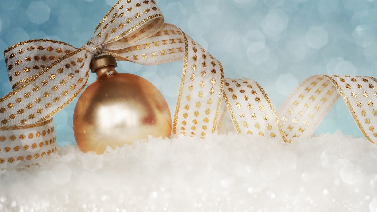 Обои снег, новый год, шар, лента, рождество, елочные украшения, snow, new year, ball, tape, christmas, christmas decorations разрешение 2880x1800 Загрузить