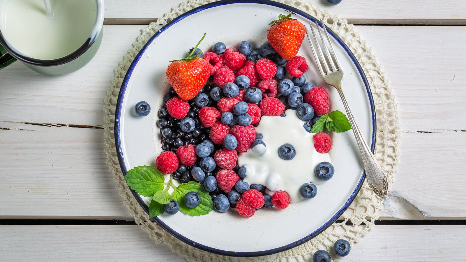 Обои малина, клубника, ягоды, черника, завтрак, йогурт, крем, raspberry, strawberry, berries, blueberries, breakfast, yogurt, cream разрешение 5760x3840 Загрузить