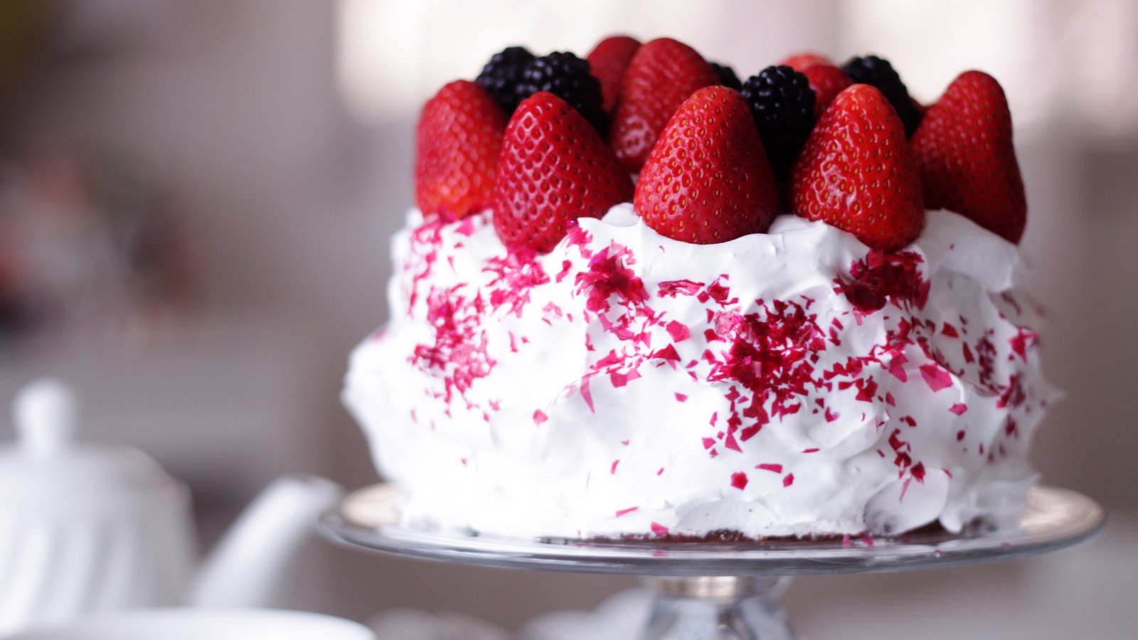Обои клубника, ягоды, сладкое, торт, десерт, ежевика, крем, strawberry, berries, sweet, cake, dessert, blackberry, cream разрешение 2048x1365 Загрузить