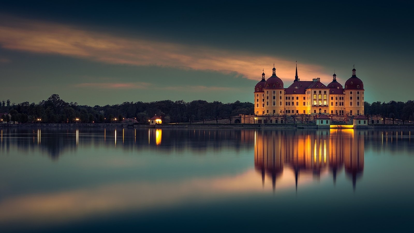 Обои ночь, огни, вечер, озеро, здания, германия, морицбург, night, lights, the evening, lake, building, germany, moritzburg разрешение 1920x1200 Загрузить