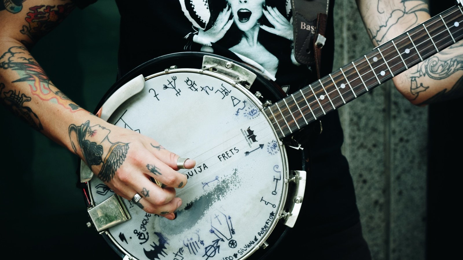 Обои татуировки, руки, музыкальный инструмент, банджо, tattoo, hands, musical instrument, banjo разрешение 3888x2591 Загрузить