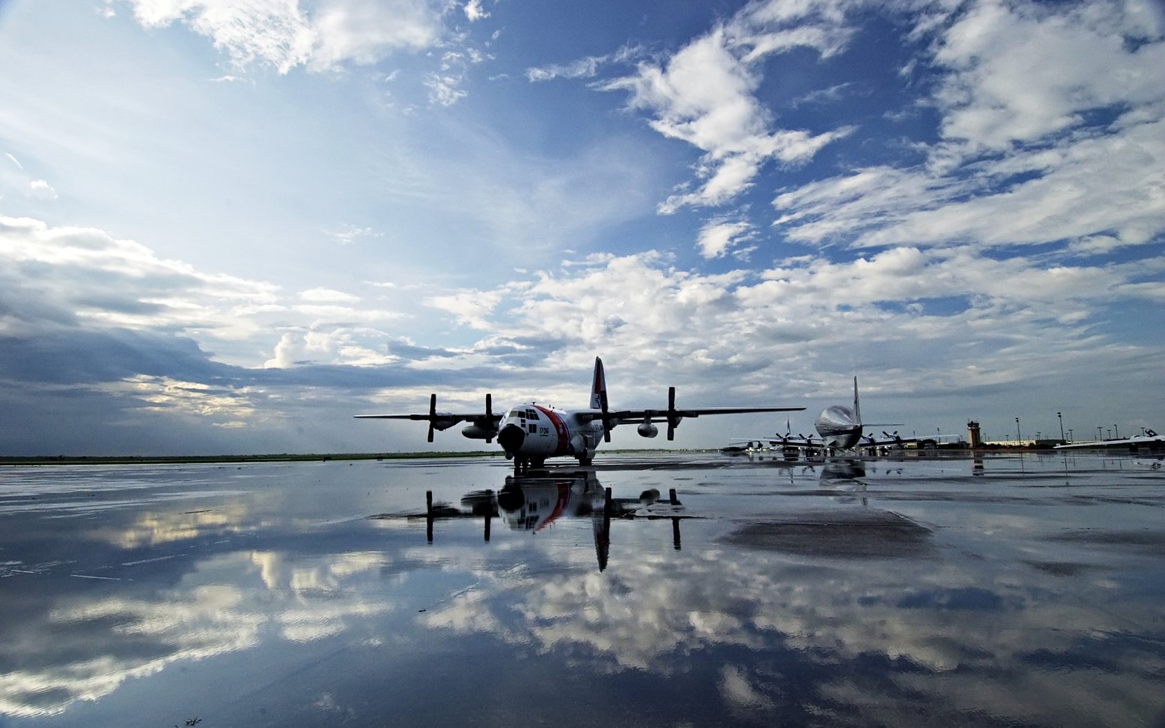 Обои небо, вода, полоса, самолеты, the sky, water, strip, aircraft разрешение 1920x1251 Загрузить