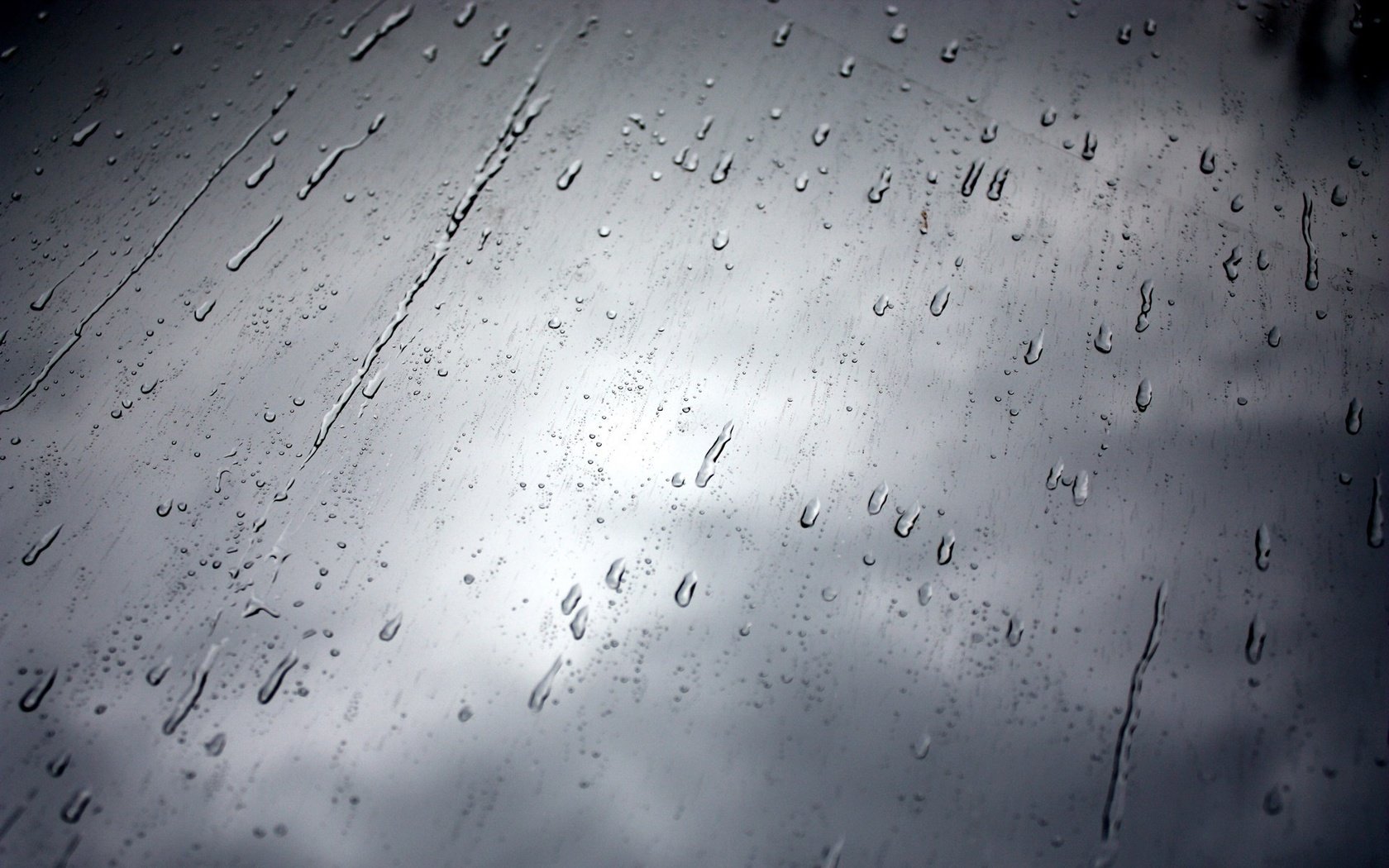 Обои небо, капли, дождь, окно, стекло, чёрно-белый, дождливый день, the sky, drops, rain, window, glass, black and white, rainy day разрешение 1920x1200 Загрузить