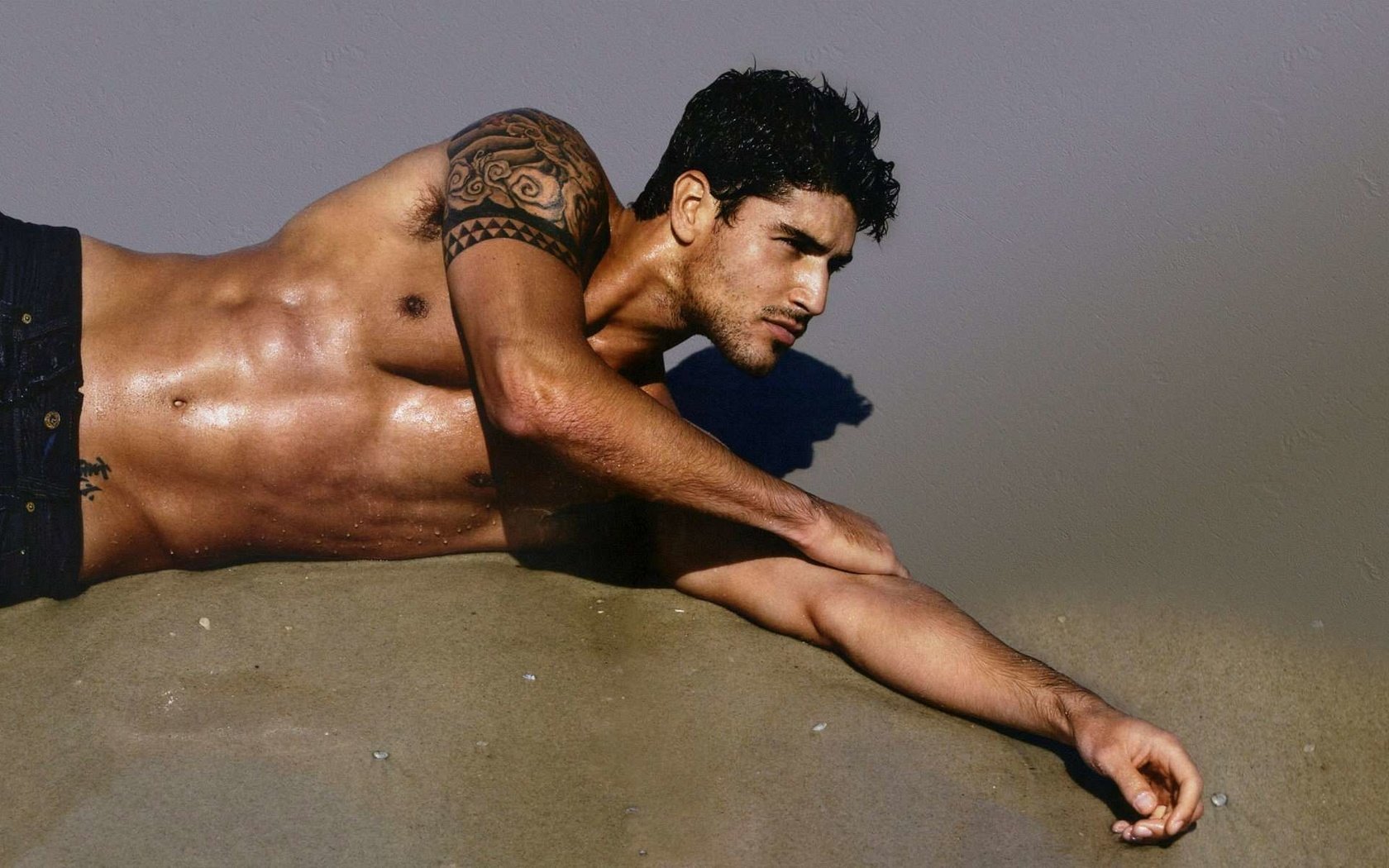 Обои пляж, парень, тату, брюнет, полуобнаженный, beach, guy, tattoo, brunette, topless разрешение 1920x1200 Загрузить