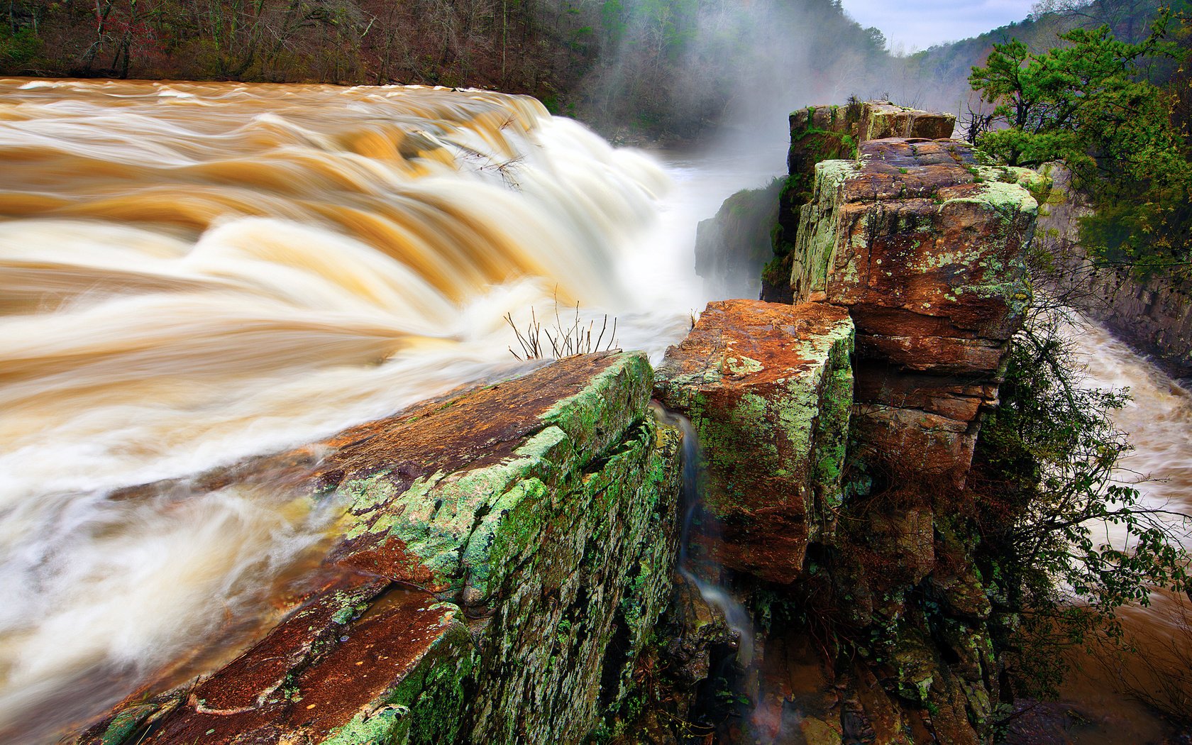 Обои деревья, река, камни, скала, кусты, водопад, поток, дамба, trees, river, stones, rock, the bushes, waterfall, stream, dam разрешение 2560x1700 Загрузить