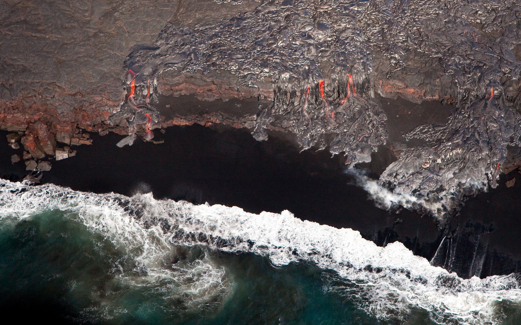 Обои вода, океан, остров, лава, вулкан, гавайи, water, the ocean, island, lava, the volcano, hawaii разрешение 1920x1080 Загрузить