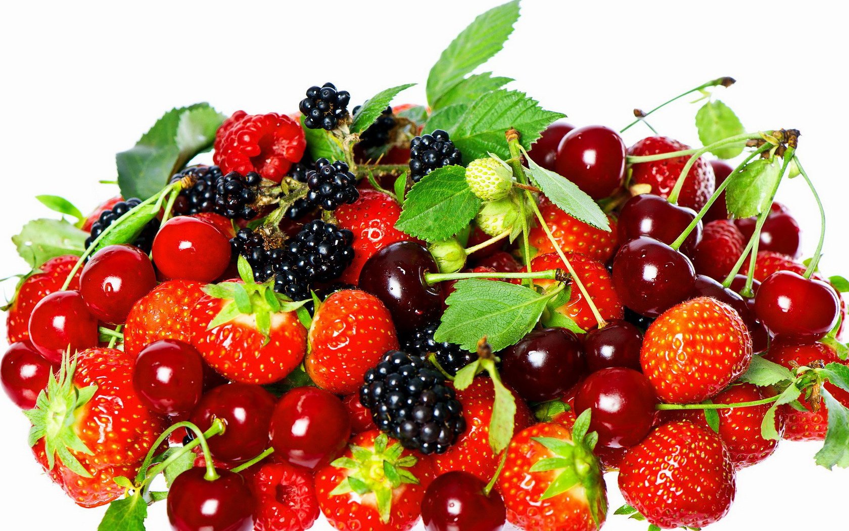 Обои макро, фон, клубника, белый, ягоды, вишня, ежевика, macro, background, strawberry, white, berries, cherry, blackberry разрешение 1920x1080 Загрузить