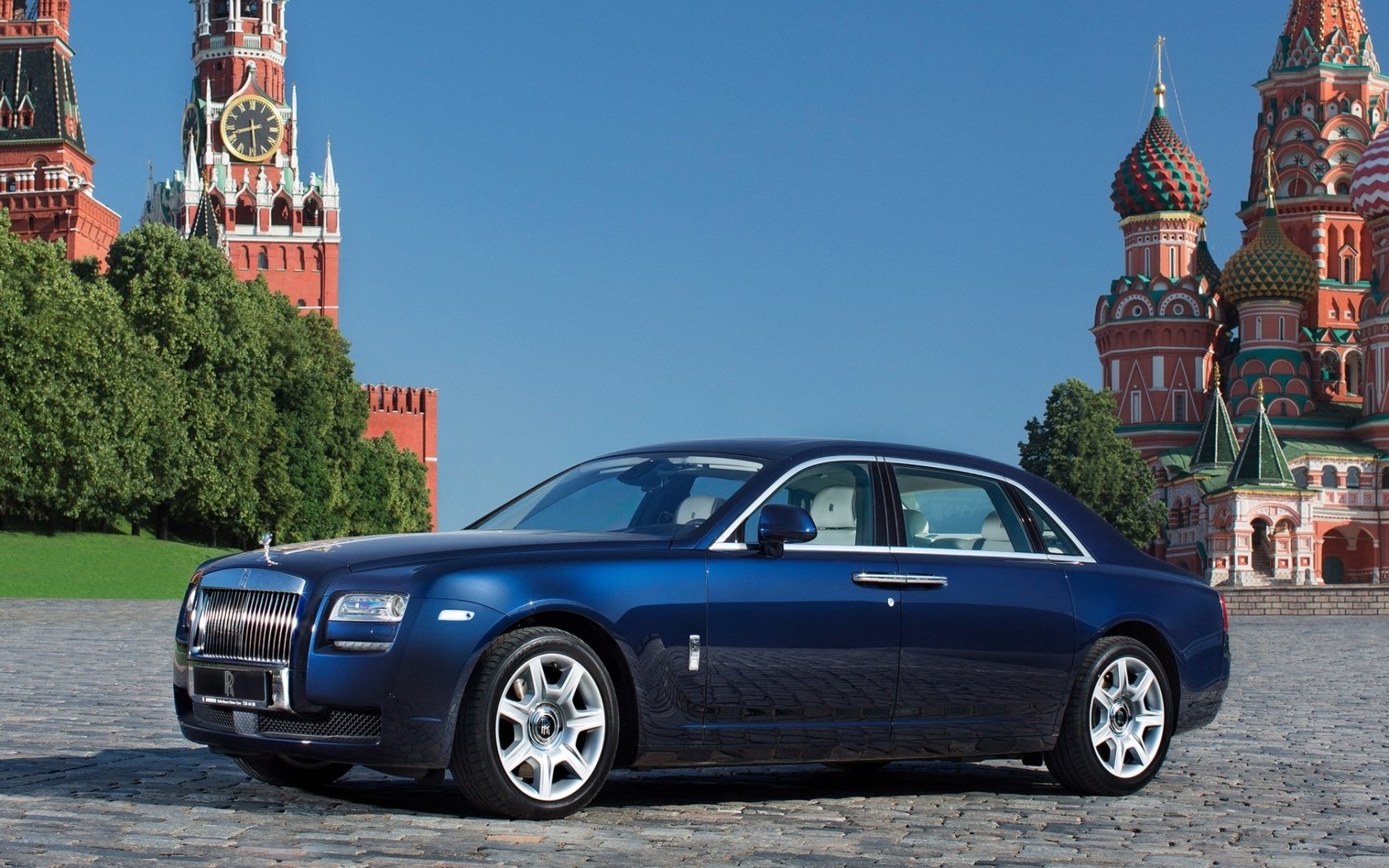 Обои небо, гост, синий, rolls-royce.ghost, extended wheelbase, кремль, собор василия блаженного, лимузин, спасская башня, красная площадь, передок, роллс-ройс, the sky, gost, blue, the kremlin, st. basil's cathedral, limousine, spasskaya tower, red square, the front, rolls-royce разрешение 1920x1200 Загрузить