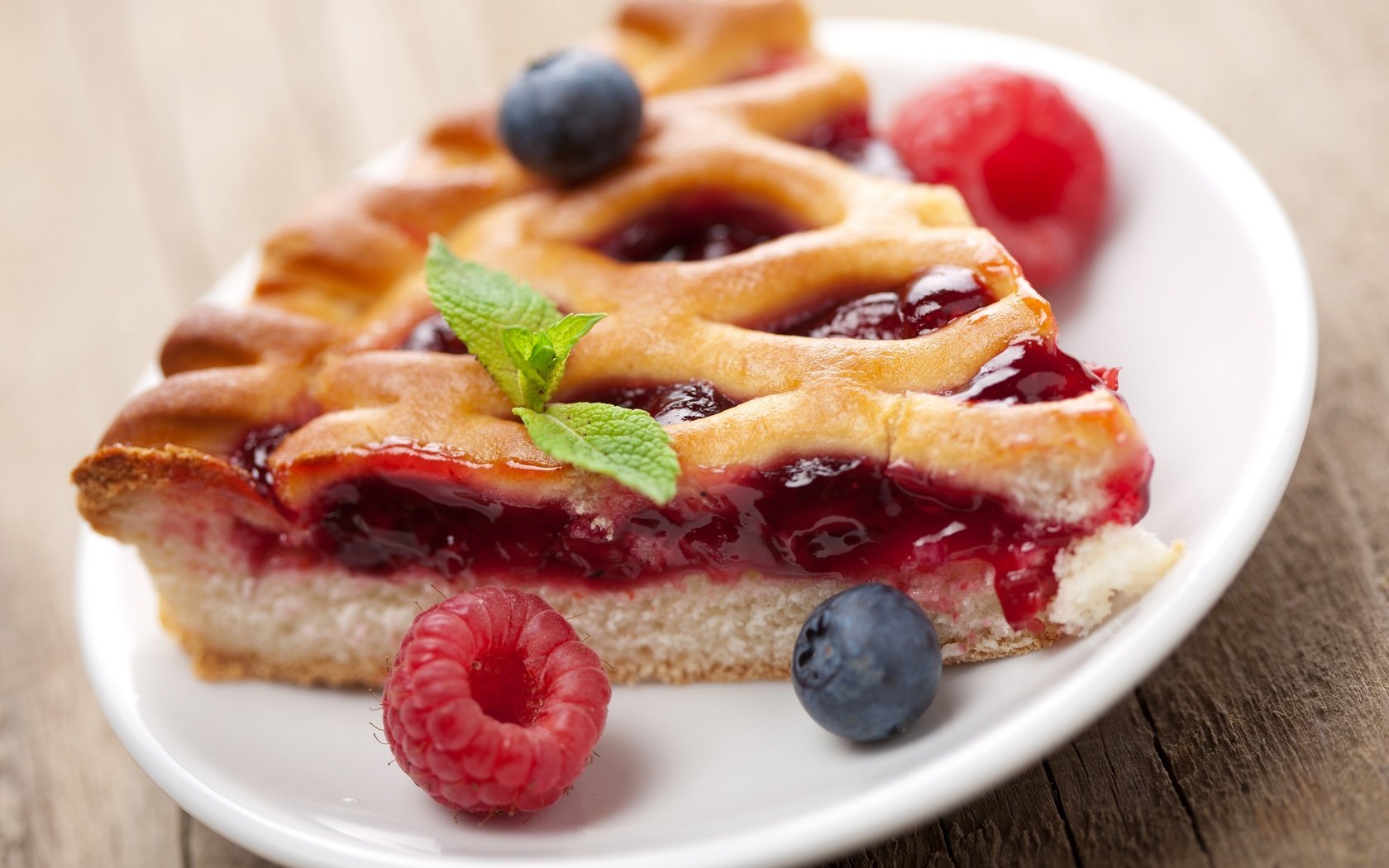 Обои малина, ягоды, черника, выпечка, пирог, начинка, raspberry, berries, blueberries, cakes, pie, filling разрешение 4500x3152 Загрузить