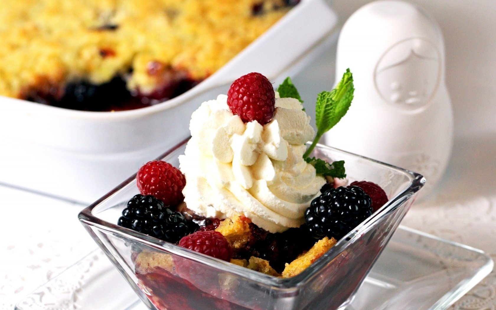 Обои малина, ягоды, черника, сливки, десерт, пирог, raspberry, berries, blueberries, cream, dessert, pie разрешение 1920x1314 Загрузить
