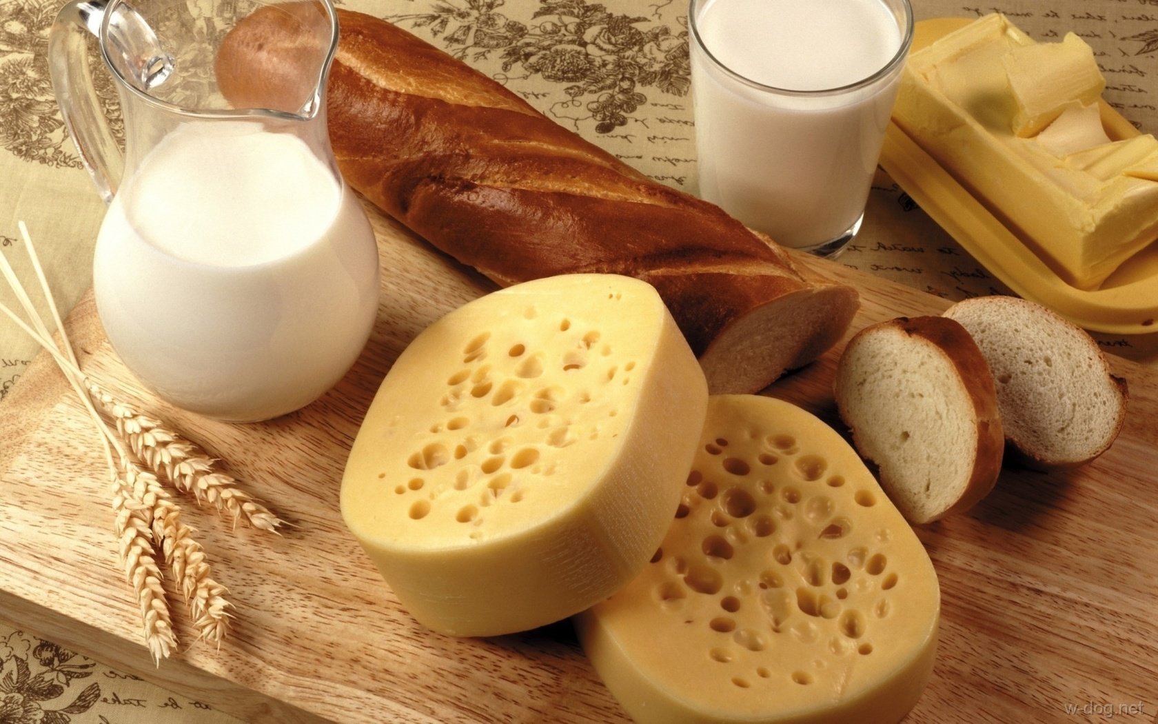 Обои колосья, сыр, масло, хлеб, багет, стакан, молоко, кувшин, ears, cheese, oil, bread, baguette, glass, milk, pitcher разрешение 1920x1200 Загрузить