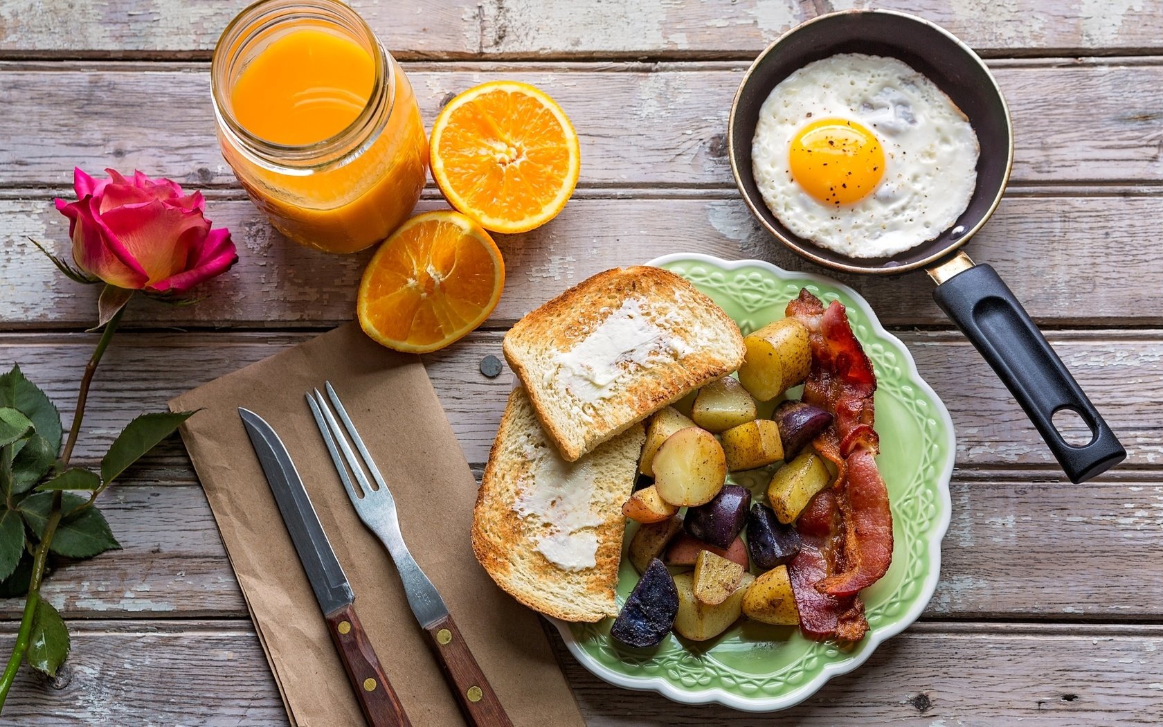 Обои роза, апельсин, завтрак, картофель, сок, яичница, тосты, бекон, rose, orange, breakfast, potatoes, juice, scrambled eggs, toast, bacon разрешение 2100x1400 Загрузить