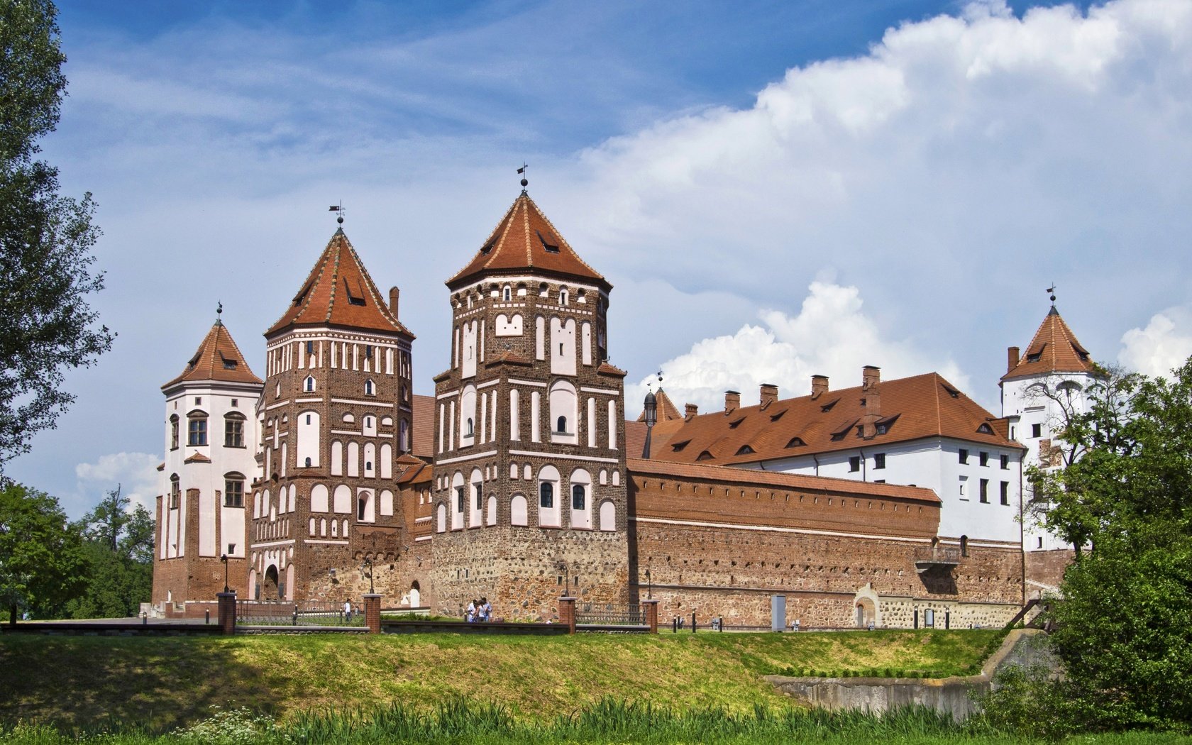 Обои облака, зелень, лето, замок, архитектура, здание, беларусь, mirsky castle complex, мирский замок, clouds, greens, summer, castle, architecture, the building, belarus разрешение 2880x1908 Загрузить