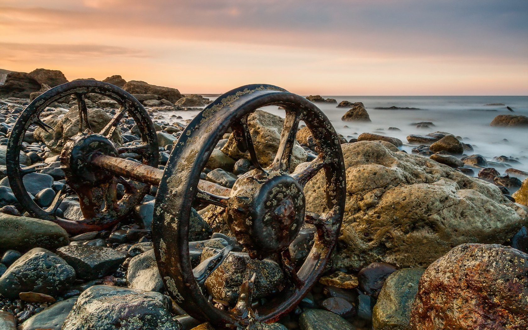 Обои небо, камни, берег, море, колеса, горизонт, побережье, the sky, stones, shore, sea, wheel, horizon, coast разрешение 2560x1600 Загрузить