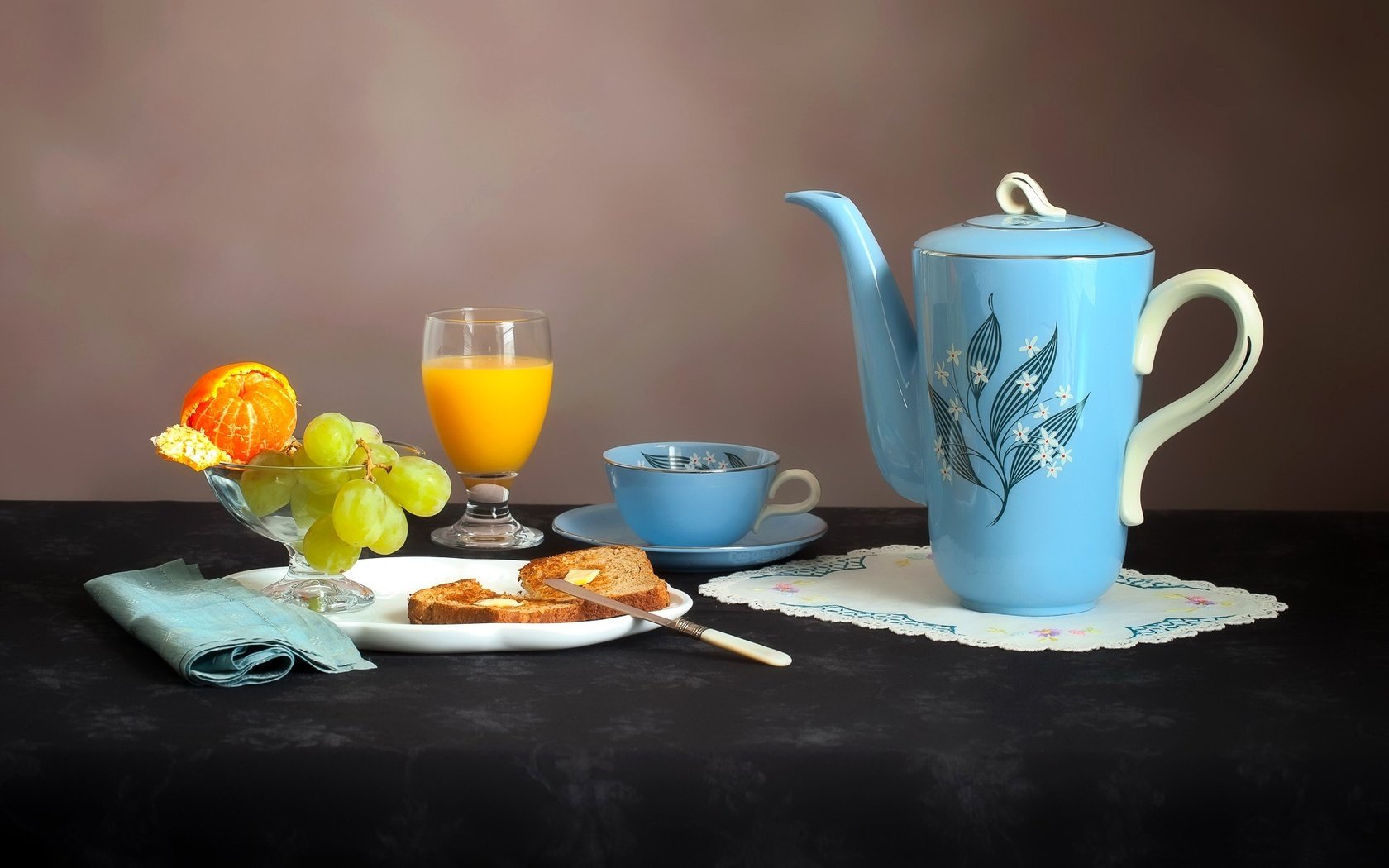 Обои виноград, фрукты, хлеб, чашка, чайник, мандарин, сок, grapes, fruit, bread, cup, kettle, mandarin, juice разрешение 2000x1333 Загрузить