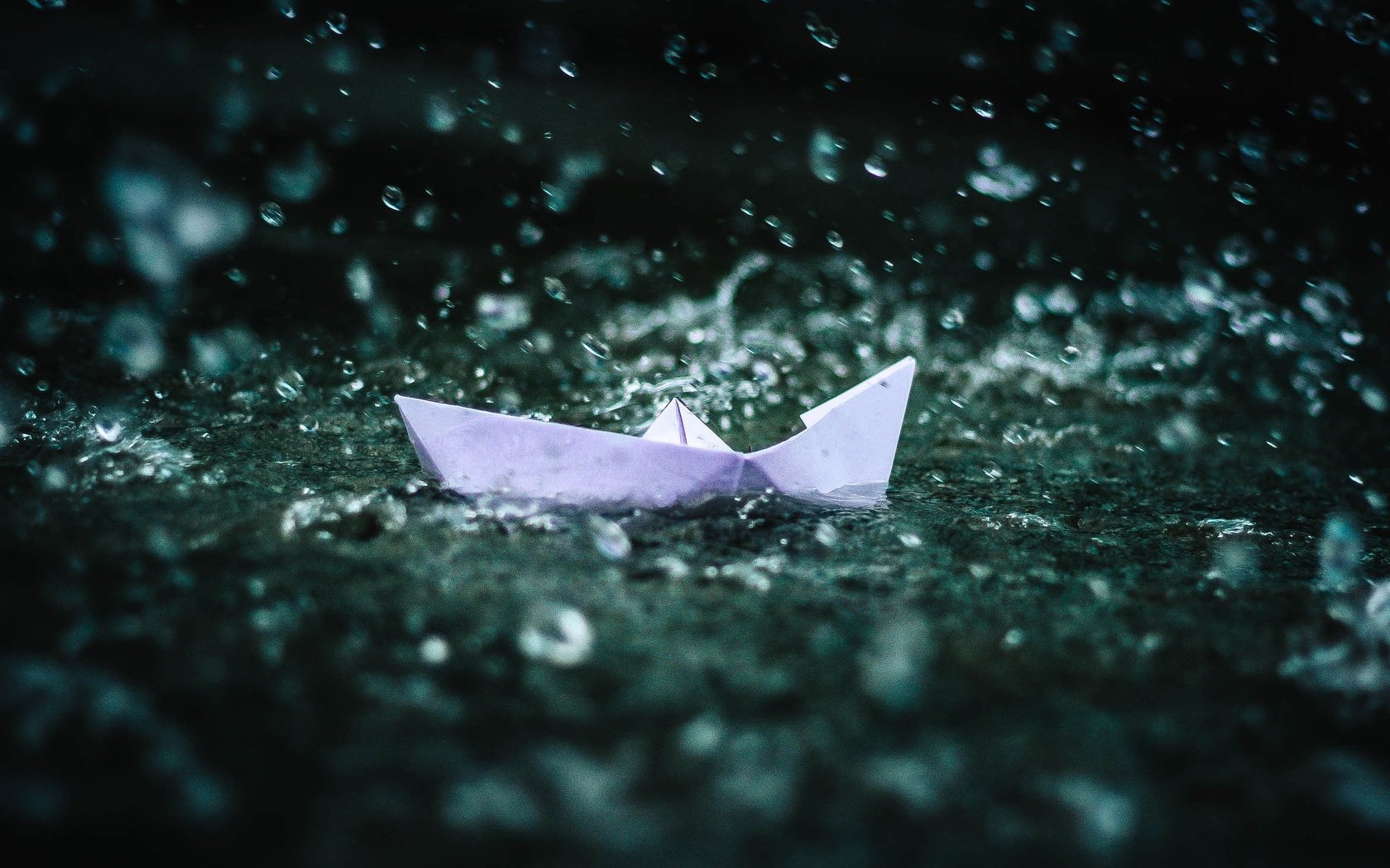 Обои вода, капли, дождь, оригами, кораблик, бумажный кораблик, water, drops, rain, origami, boat, paper boat разрешение 2592x1456 Загрузить