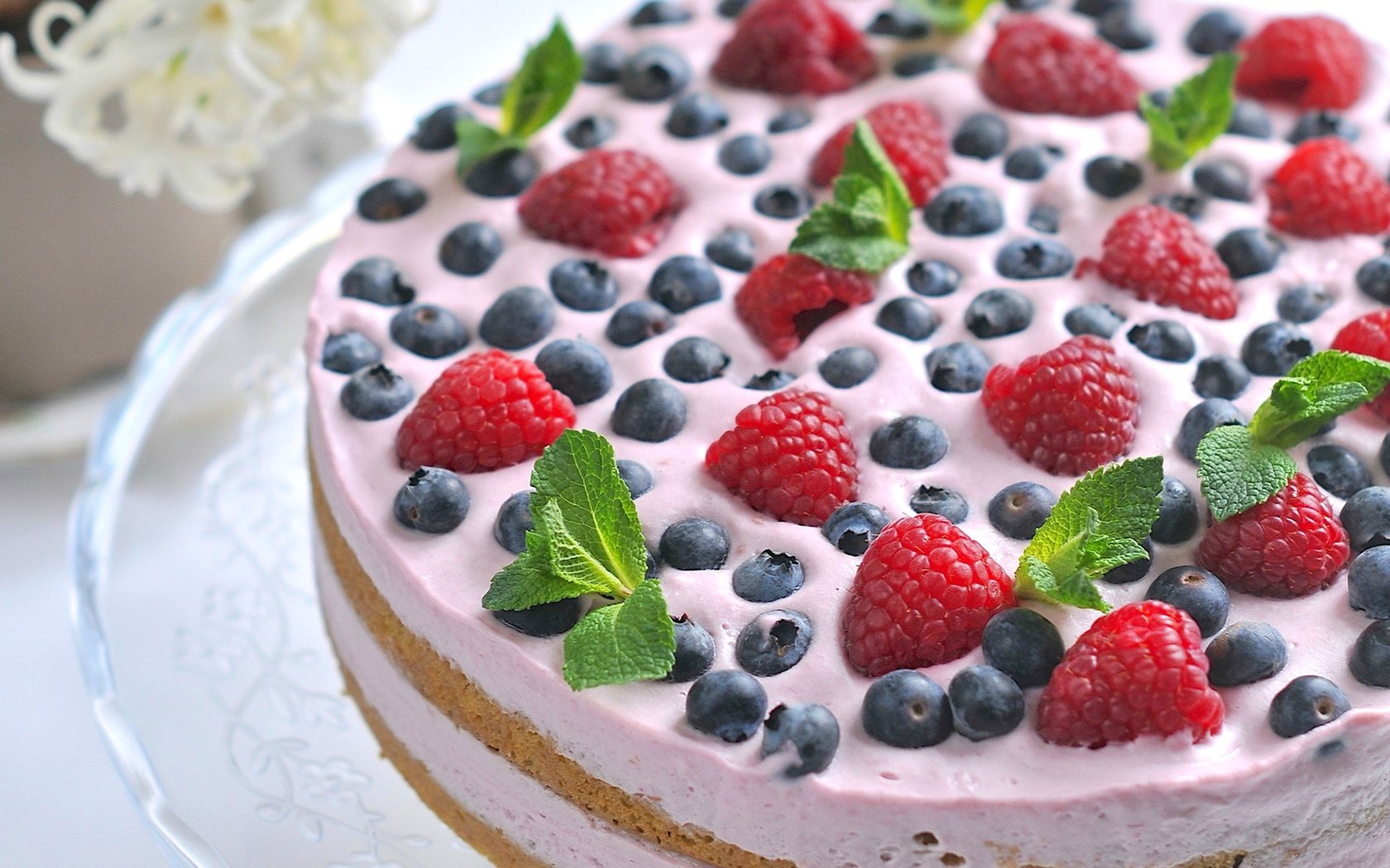 Обои мята, малина, ягоды, черника, торт, десерт, пирог, крем, mint, raspberry, berries, blueberries, cake, dessert, pie, cream разрешение 1920x1200 Загрузить