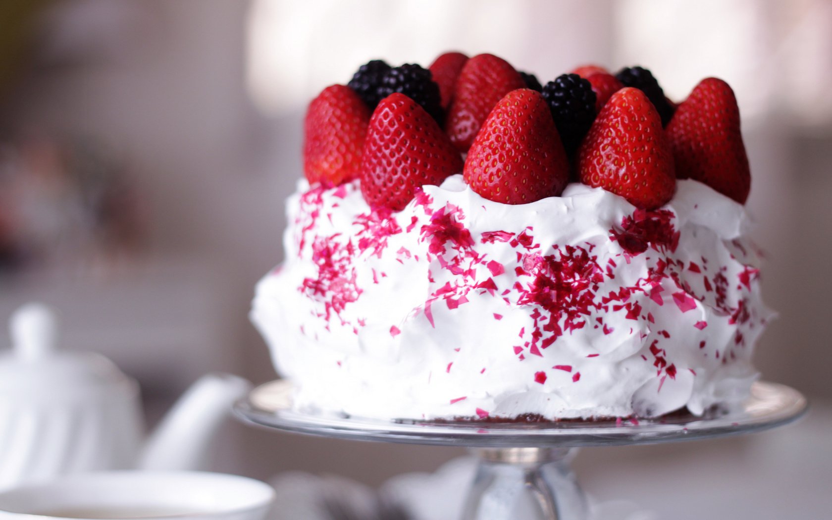 Обои клубника, ягоды, сладкое, торт, десерт, ежевика, крем, strawberry, berries, sweet, cake, dessert, blackberry, cream разрешение 2048x1365 Загрузить