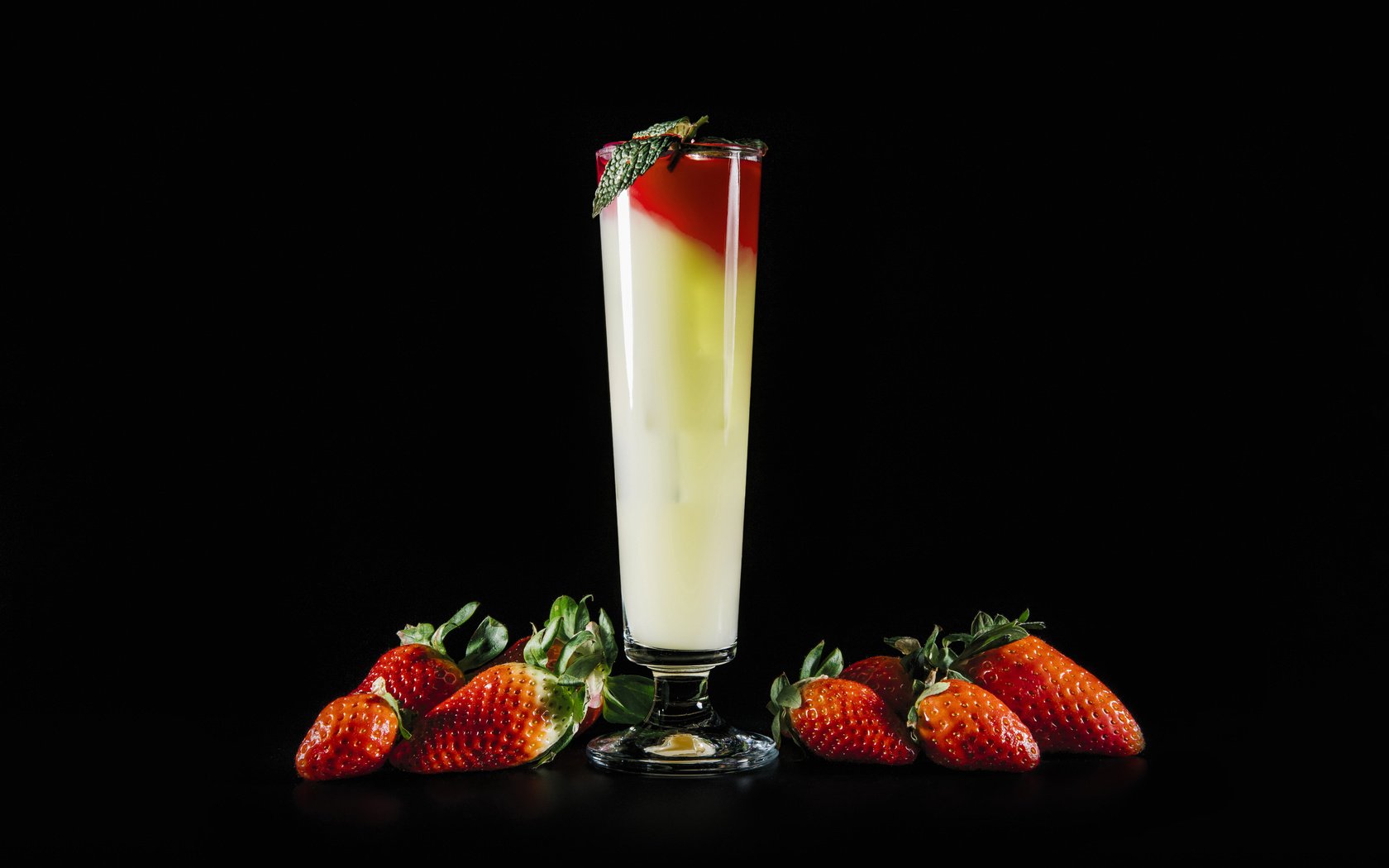 Обои напиток, клубника, черный фон, ягоды, коктейль, drink, strawberry, black background, berries, cocktail разрешение 6240x4160 Загрузить