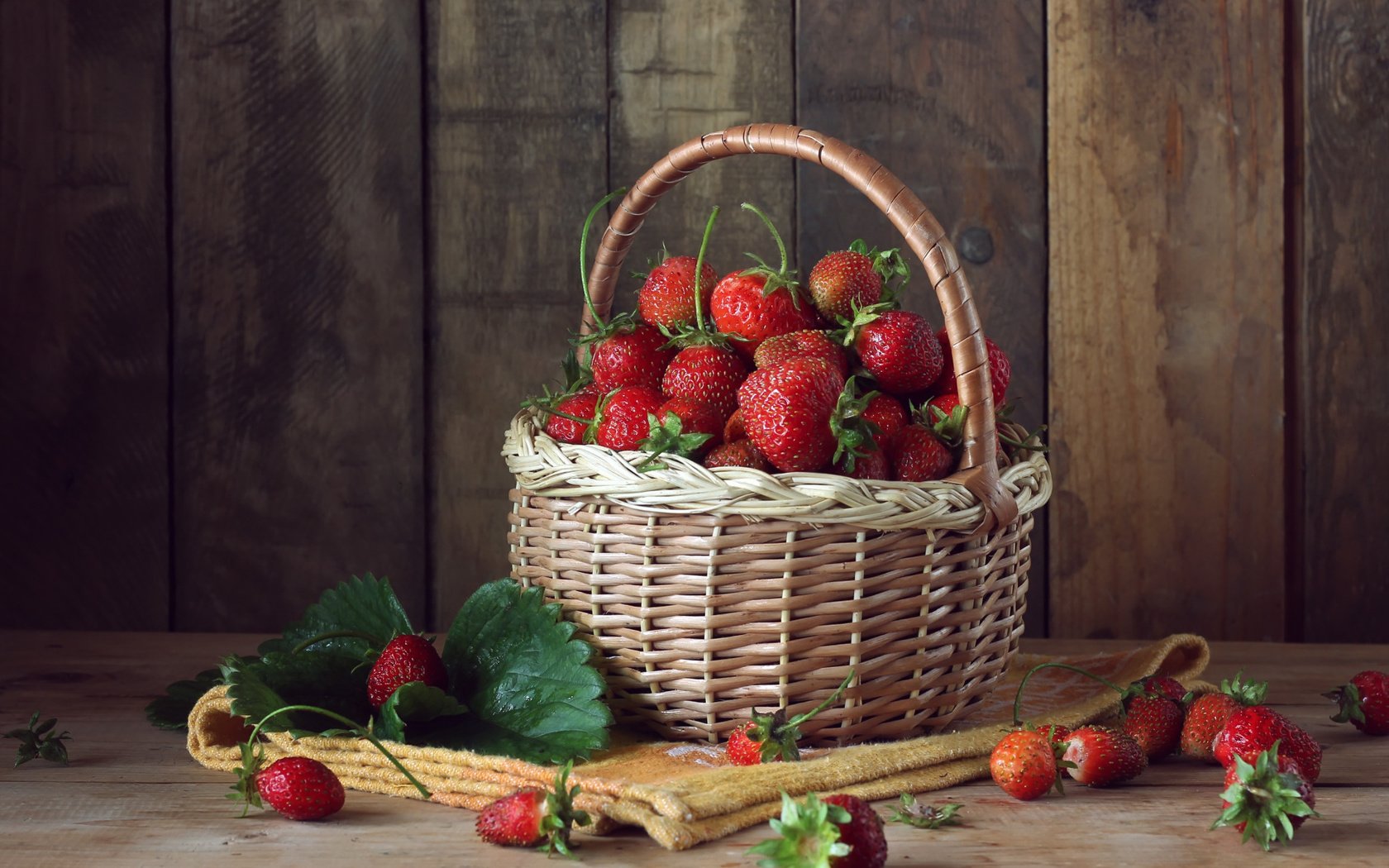 Обои клубника, корзина, ягоды, краcный, натюрморт, парное, strawberry, basket, berries, red, still life, fresh разрешение 2112x1188 Загрузить