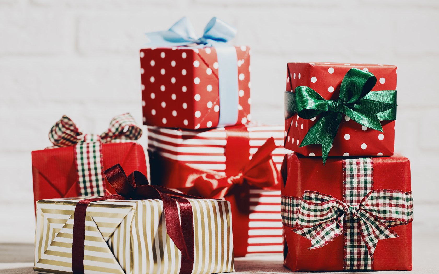 Обои новый год, подарки, лента, рождество, бант, коробки, new year, gifts, tape, christmas, bow, box разрешение 5472x3648 Загрузить