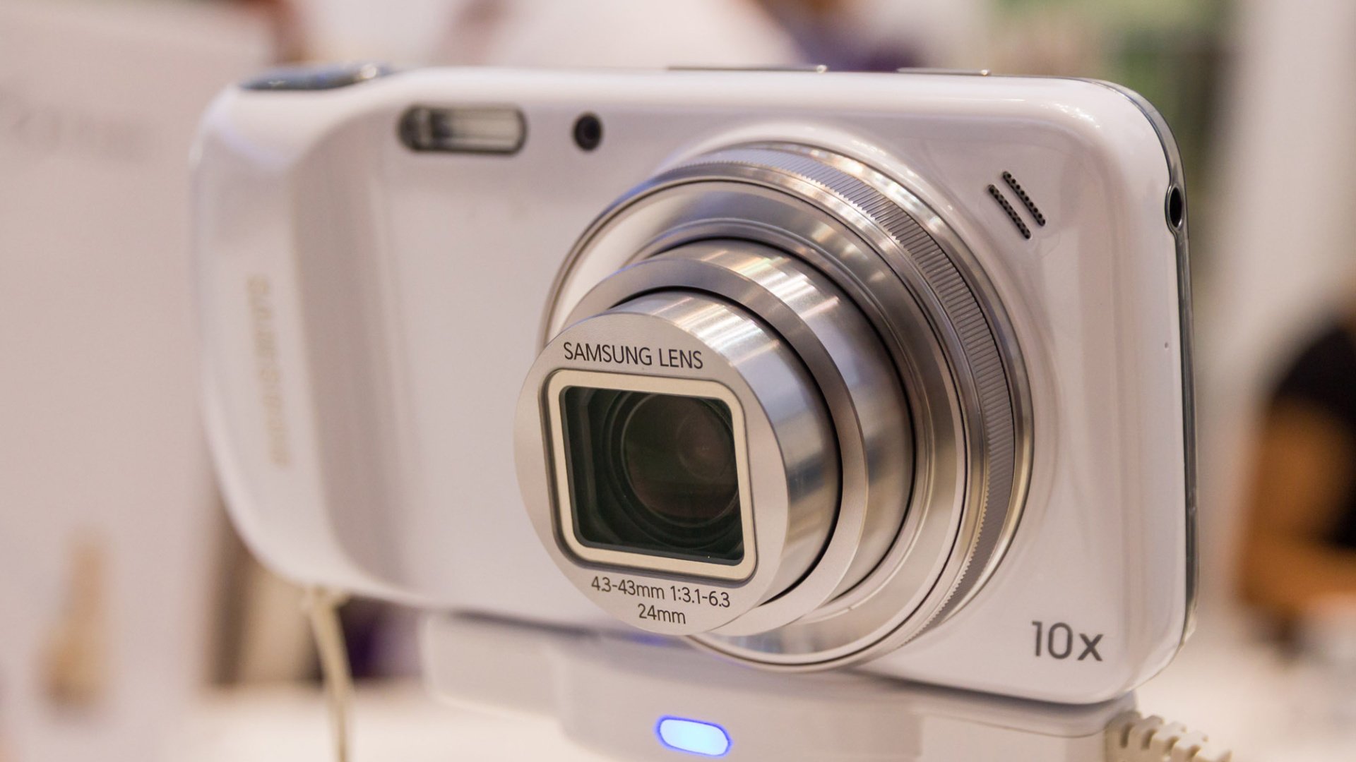 Обои samsung galaxy s4 zoom на стенде, samsung galaxy s4 zoom on the stand разрешение 1920x1200 Загрузить