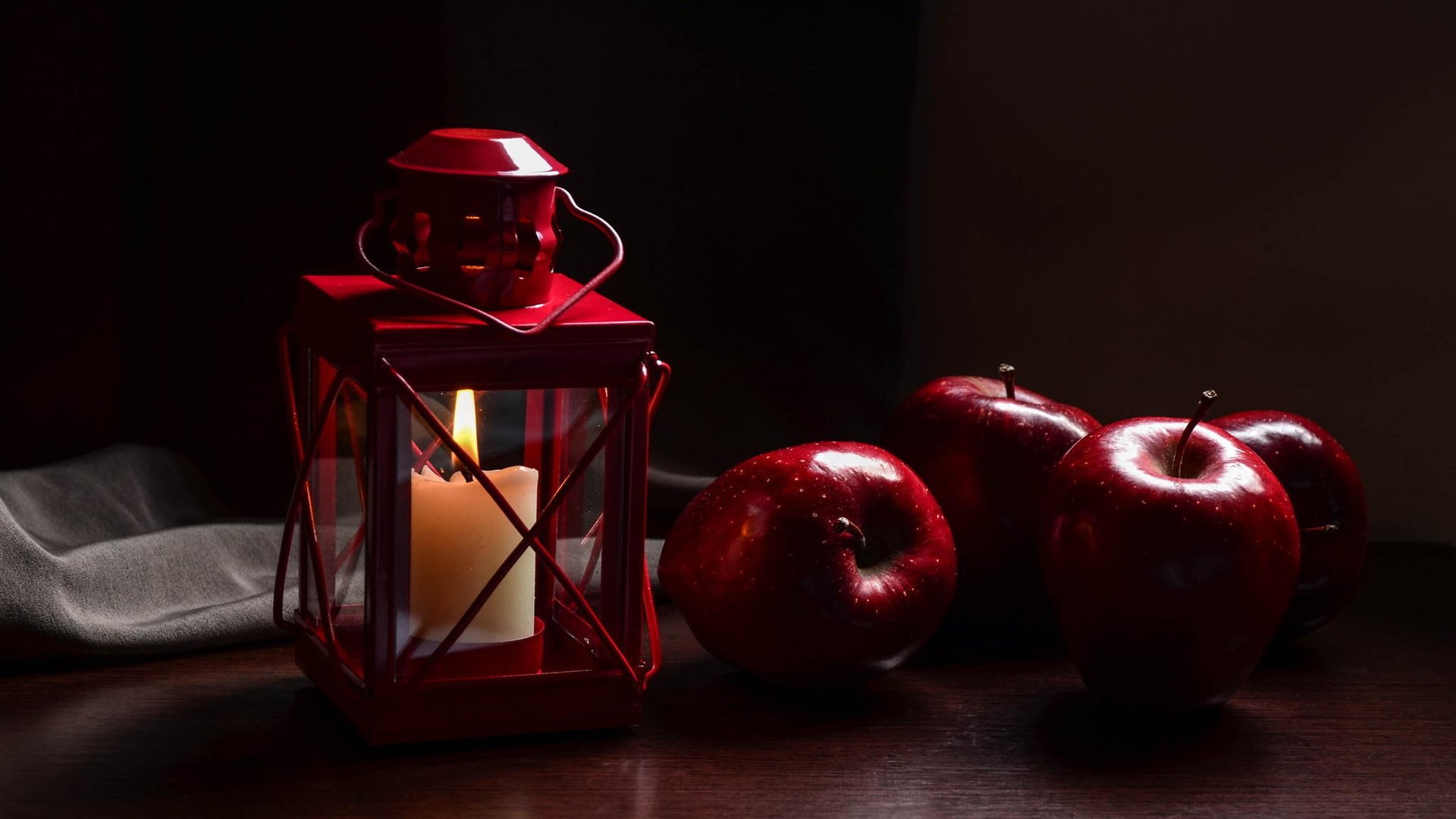 Обои фрукты, яблоки, фонарь, свеча, fruit, apples, lantern, candle разрешение 2048x1433 Загрузить