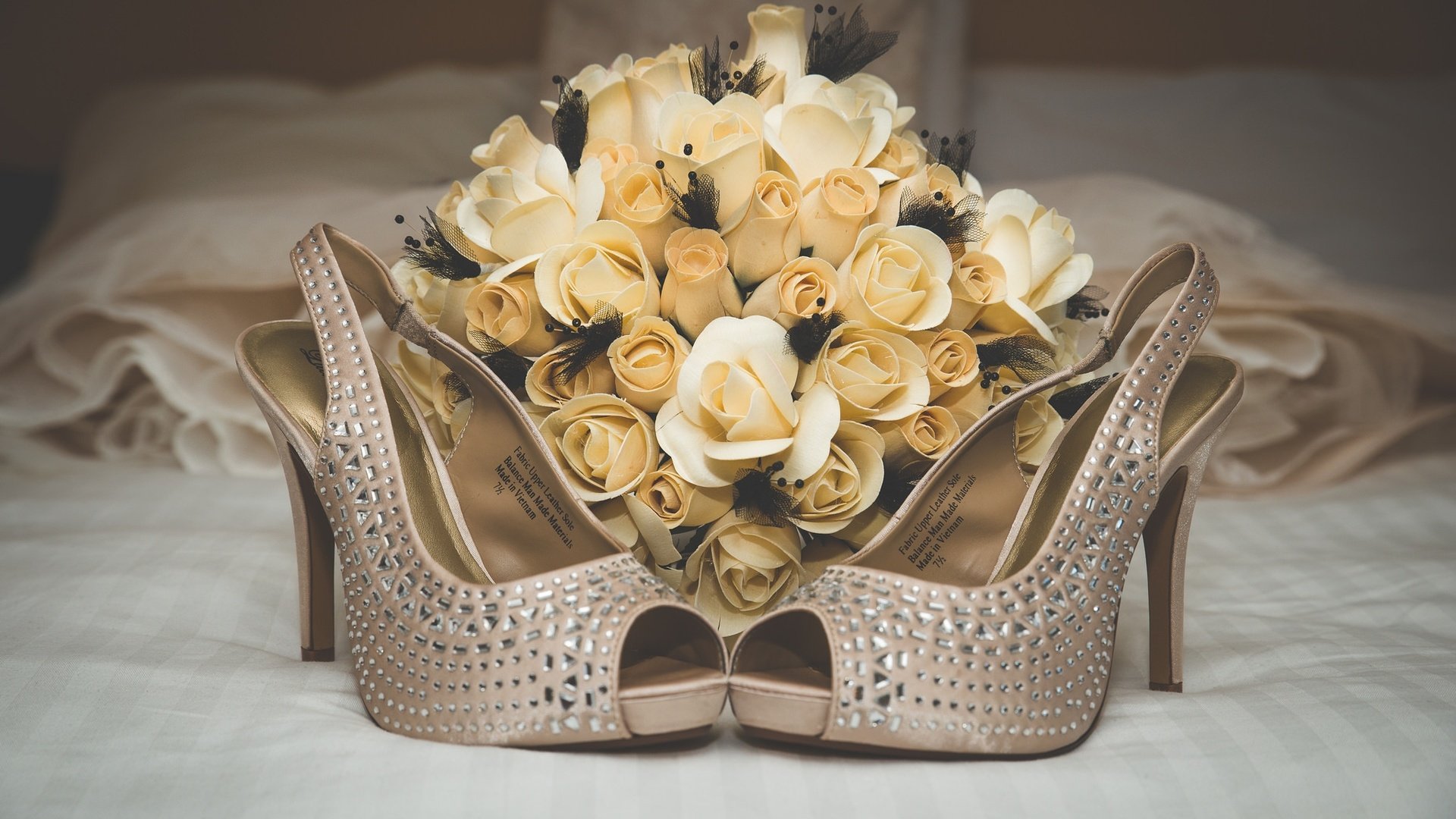 Обои цветы, розы, букет, свадьба, туфли, flowers, roses, bouquet, wedding, shoes разрешение 2048x1363 Загрузить
