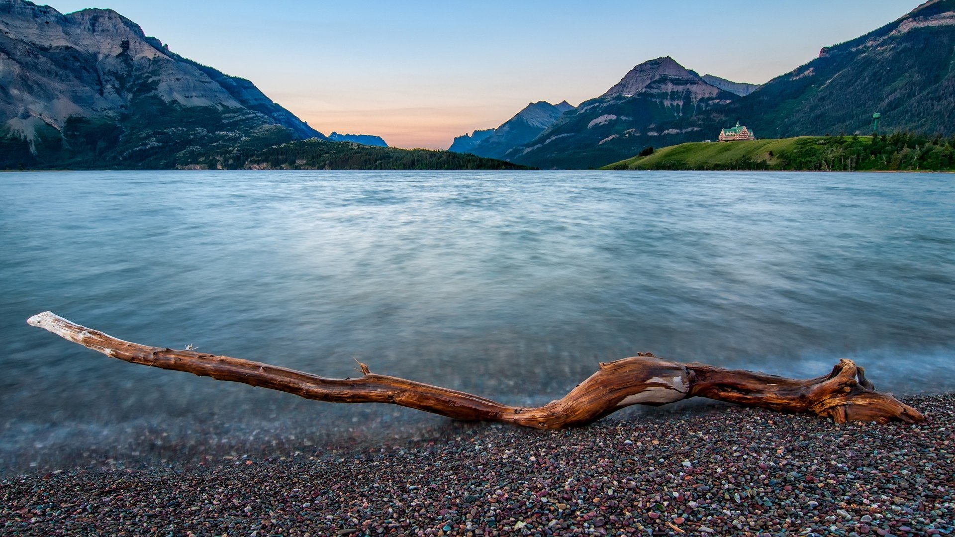 Обои озеро, коряги, горы, уотертон-лейкс, галька, waterton lakes national park, prince of wales hotel, побережье, waterton lake, дом, канада, альберта, национальный парк, lake, driftwood, mountains, waterton lakes, pebbles, coast, house, canada, albert, national park разрешение 3000x1756 Загрузить