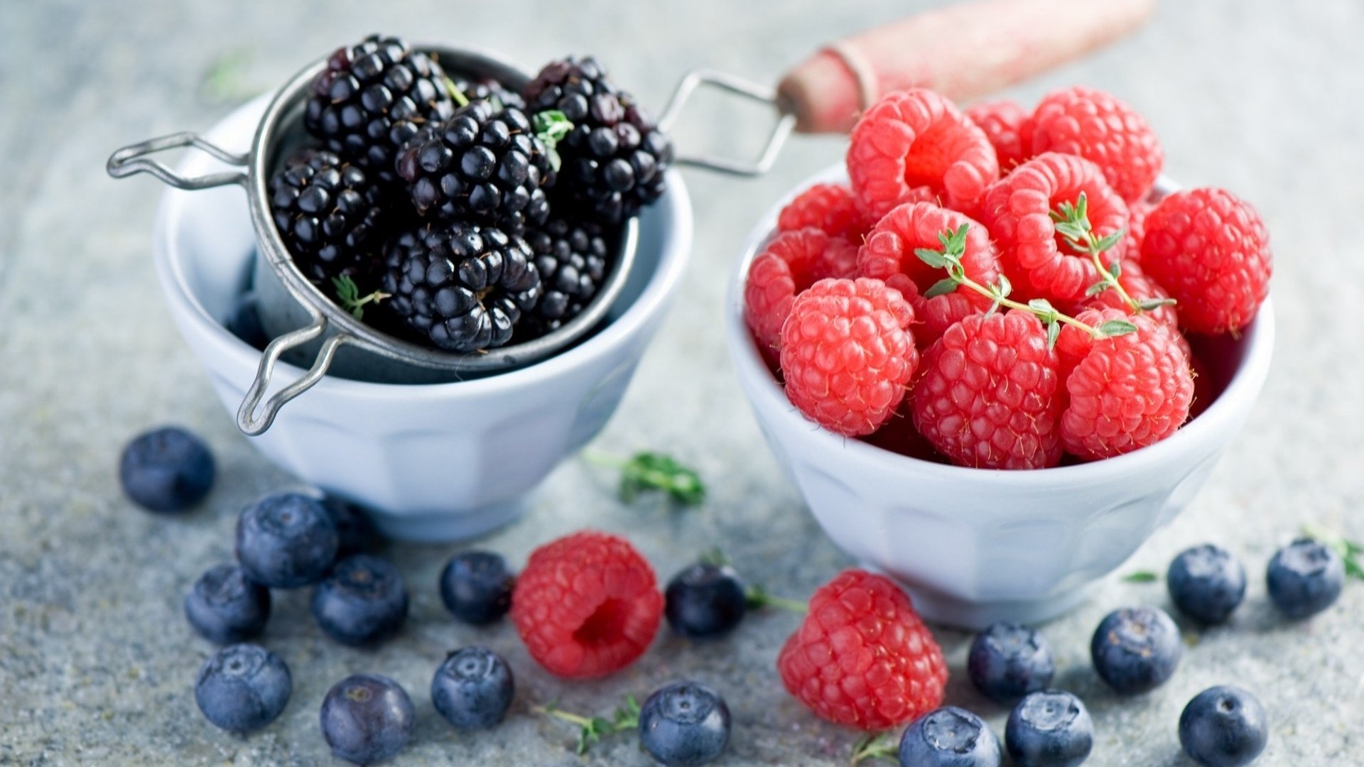 Обои малина, ягоды, черника, посуда, ежевика, anna verdina, raspberry, berries, blueberries, dishes, blackberry разрешение 1920x1277 Загрузить
