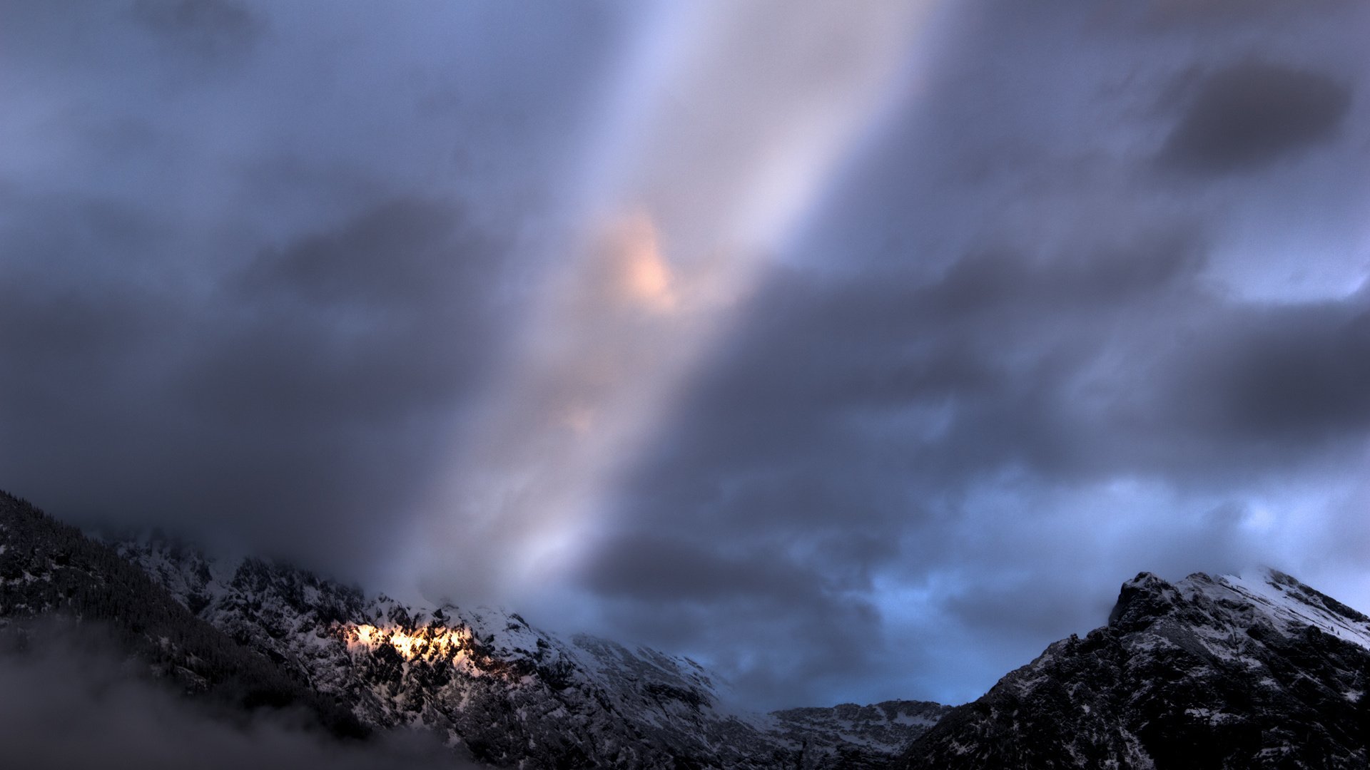 Обои небо, горы, снег, тучи, луч, просвет, the sky, mountains, snow, clouds, ray, clearance разрешение 1920x1200 Загрузить