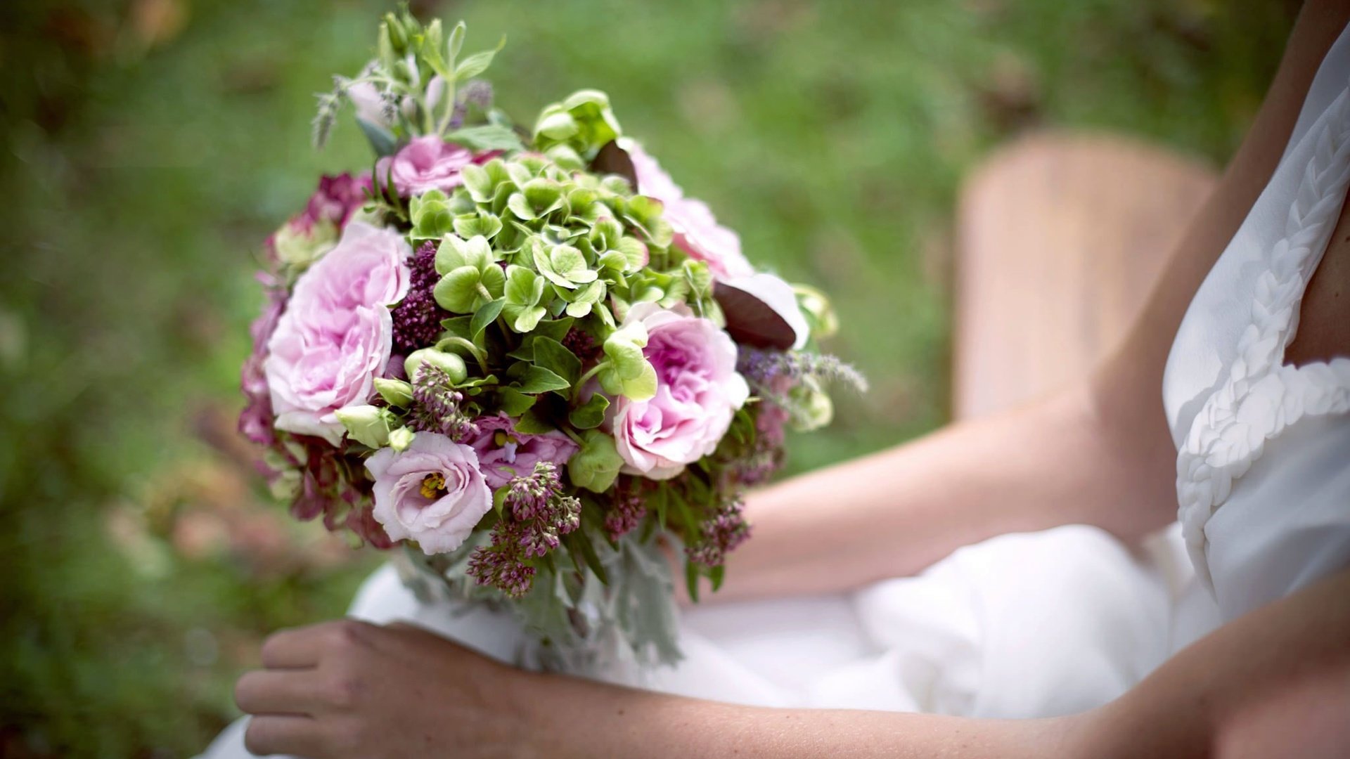 Обои цветы, букет, руки, свадебный, flowers, bouquet, hands, wedding разрешение 2048x1363 Загрузить