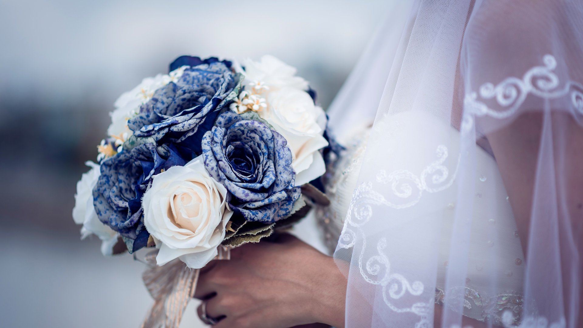 Обои цветы, букет, руки, невеста, свадебный, flowers, bouquet, hands, the bride, wedding разрешение 6016x3817 Загрузить