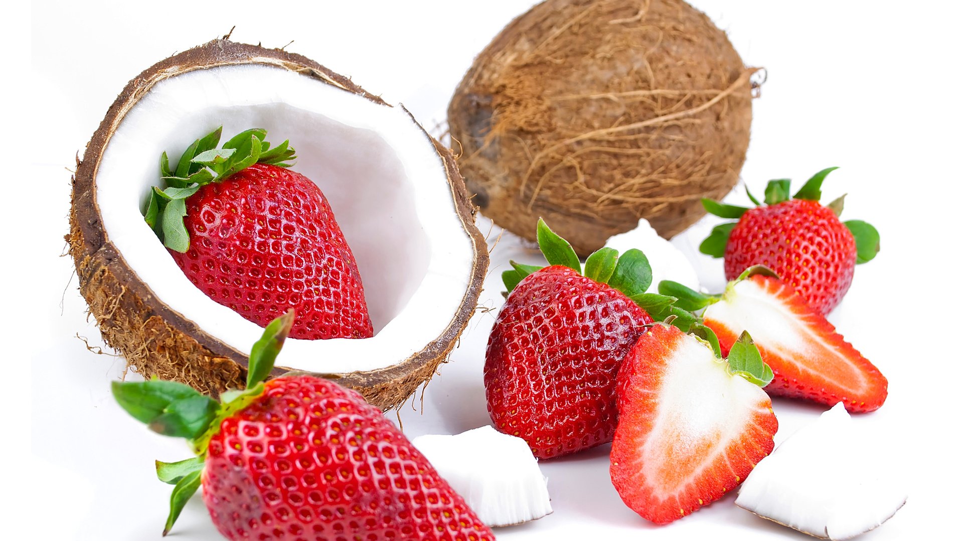 Обои клубника, ягоды, белый фон, плоды, кокосы, strawberry, berries, white background, fruit, coconuts разрешение 4200x3000 Загрузить