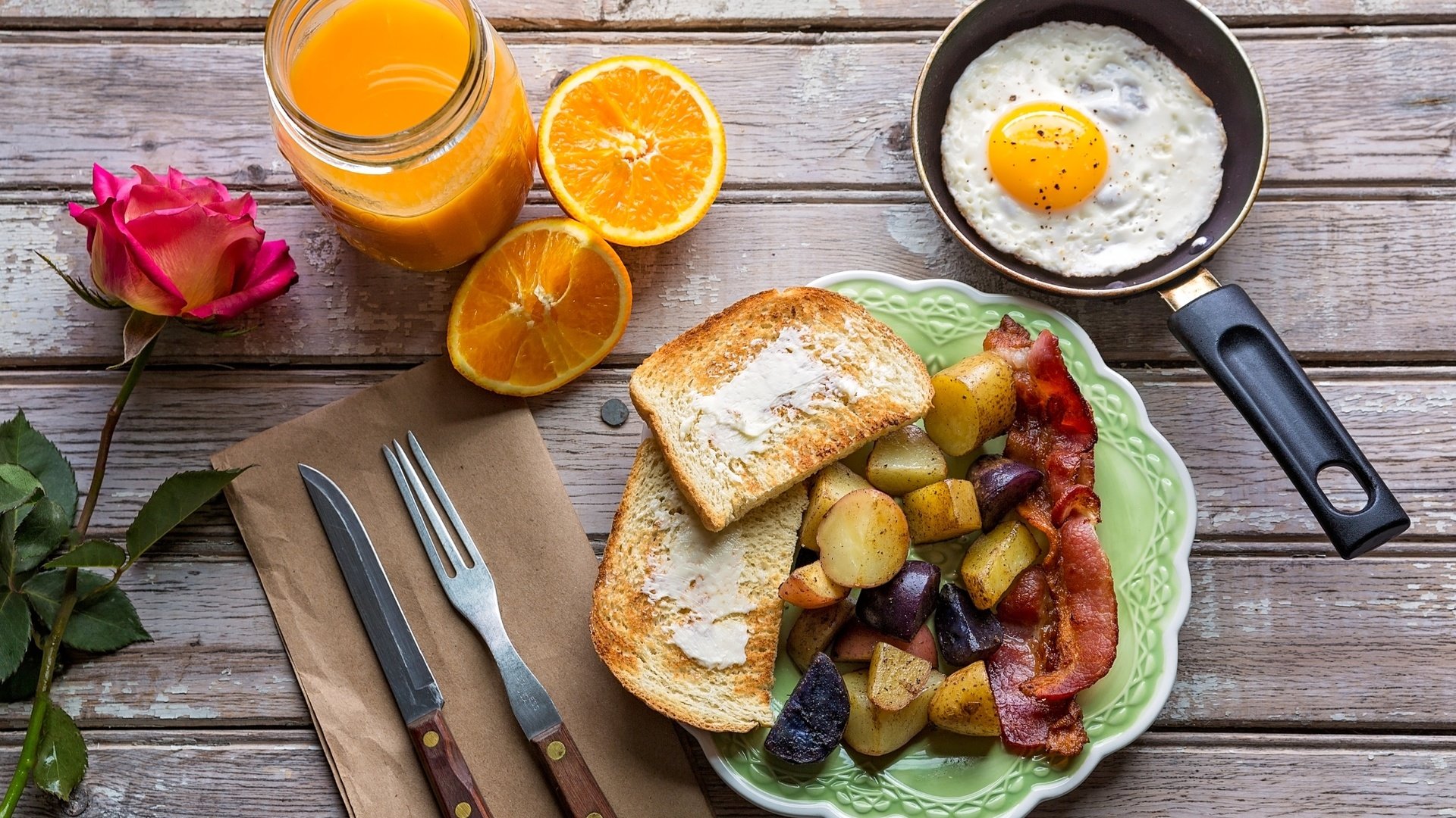 Обои роза, апельсин, завтрак, картофель, сок, яичница, тосты, бекон, rose, orange, breakfast, potatoes, juice, scrambled eggs, toast, bacon разрешение 2100x1400 Загрузить