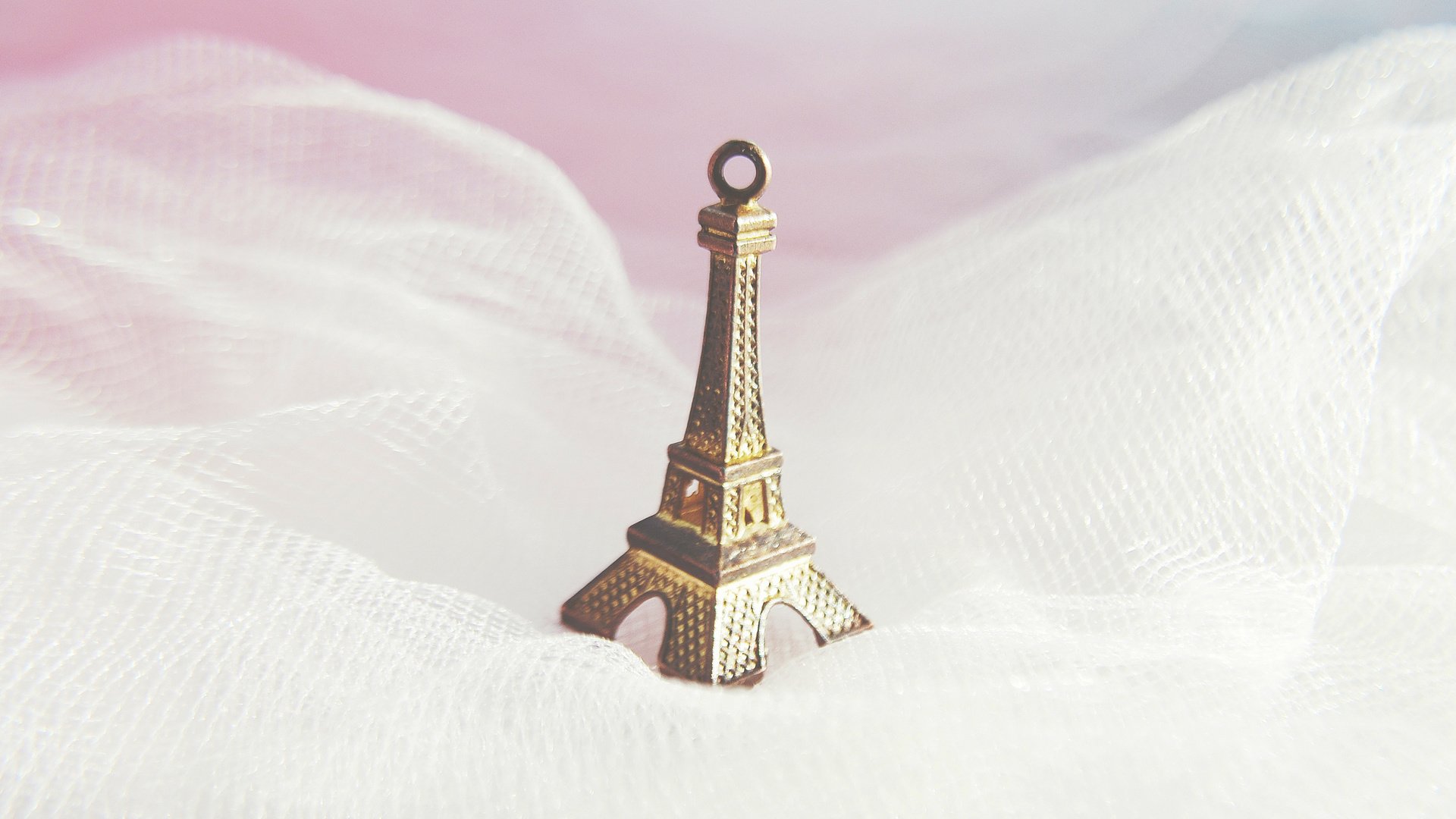 Обои статуэтка, ткань, эйфелева башня, сувенир, figurine, fabric, eiffel tower, souvenir разрешение 2880x1800 Загрузить