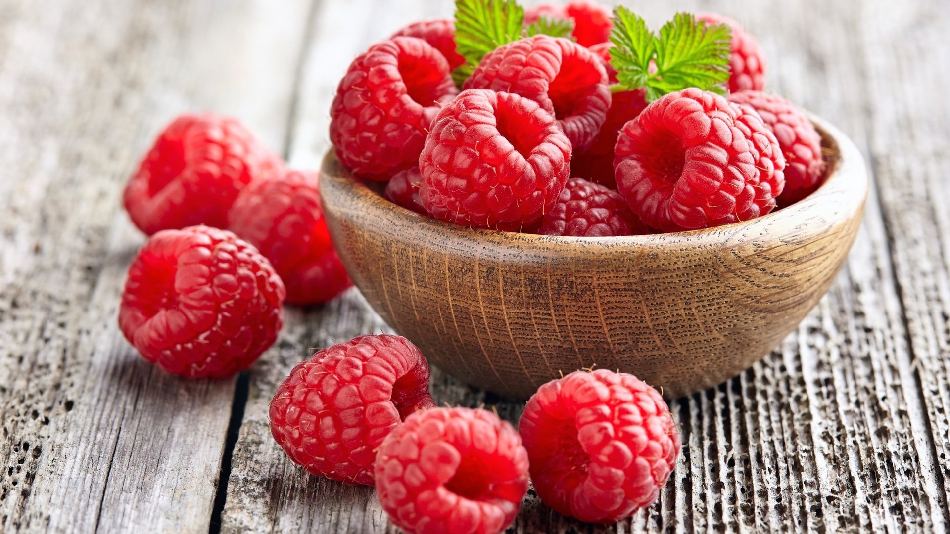 Обои малина, ягоды, миска, деревянная поверхность, raspberry, berries, bowl, wooden surface разрешение 2880x1800 Загрузить