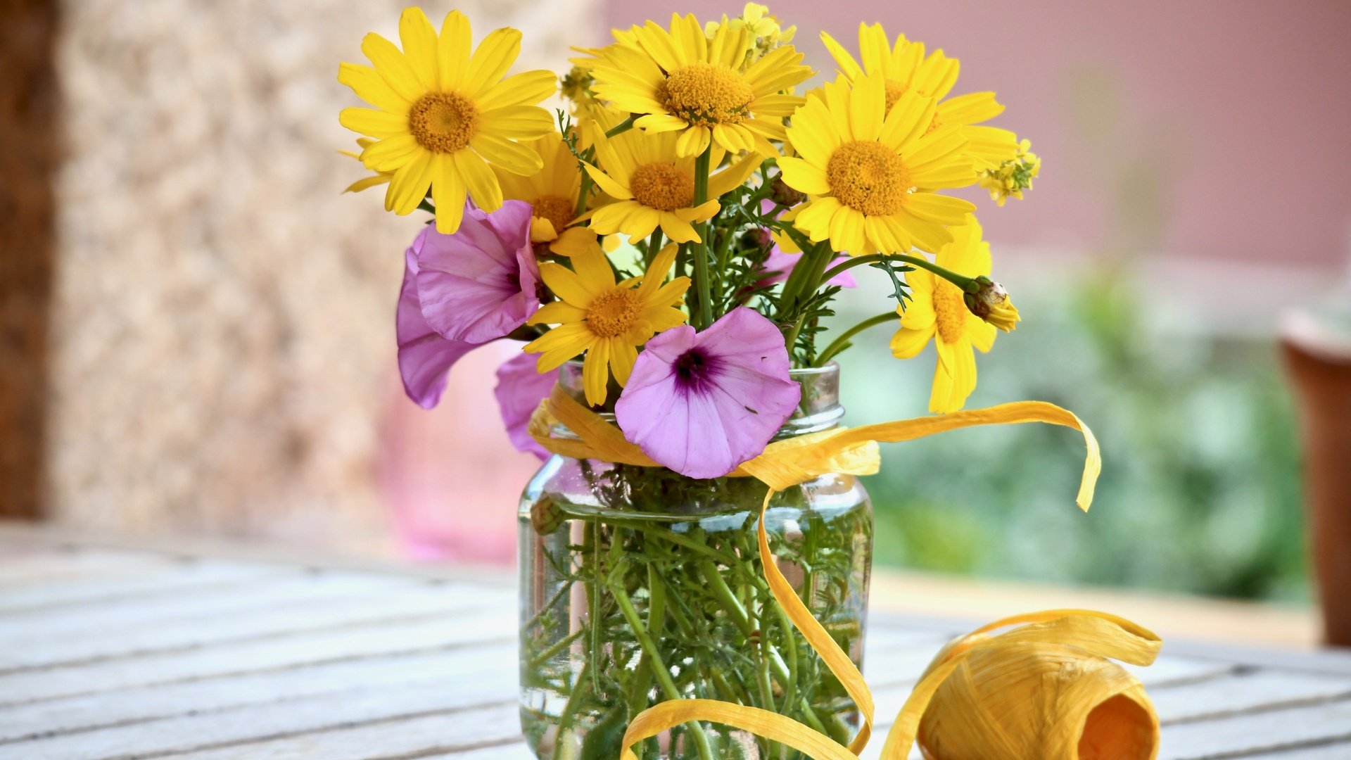 Обои цветы, стол, букет, банка, маргаритки, flowers, table, bouquet, bank, daisy разрешение 5184x3456 Загрузить