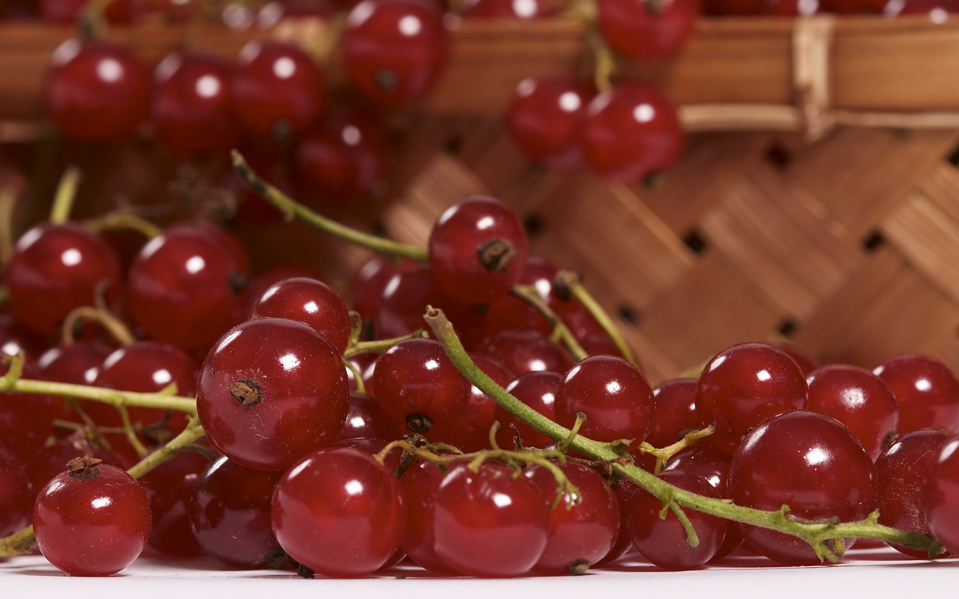 Обои макро, еда, ягоды, красная смородина, смородина, macro, food, berries, red currant, currants разрешение 2560x1600 Загрузить