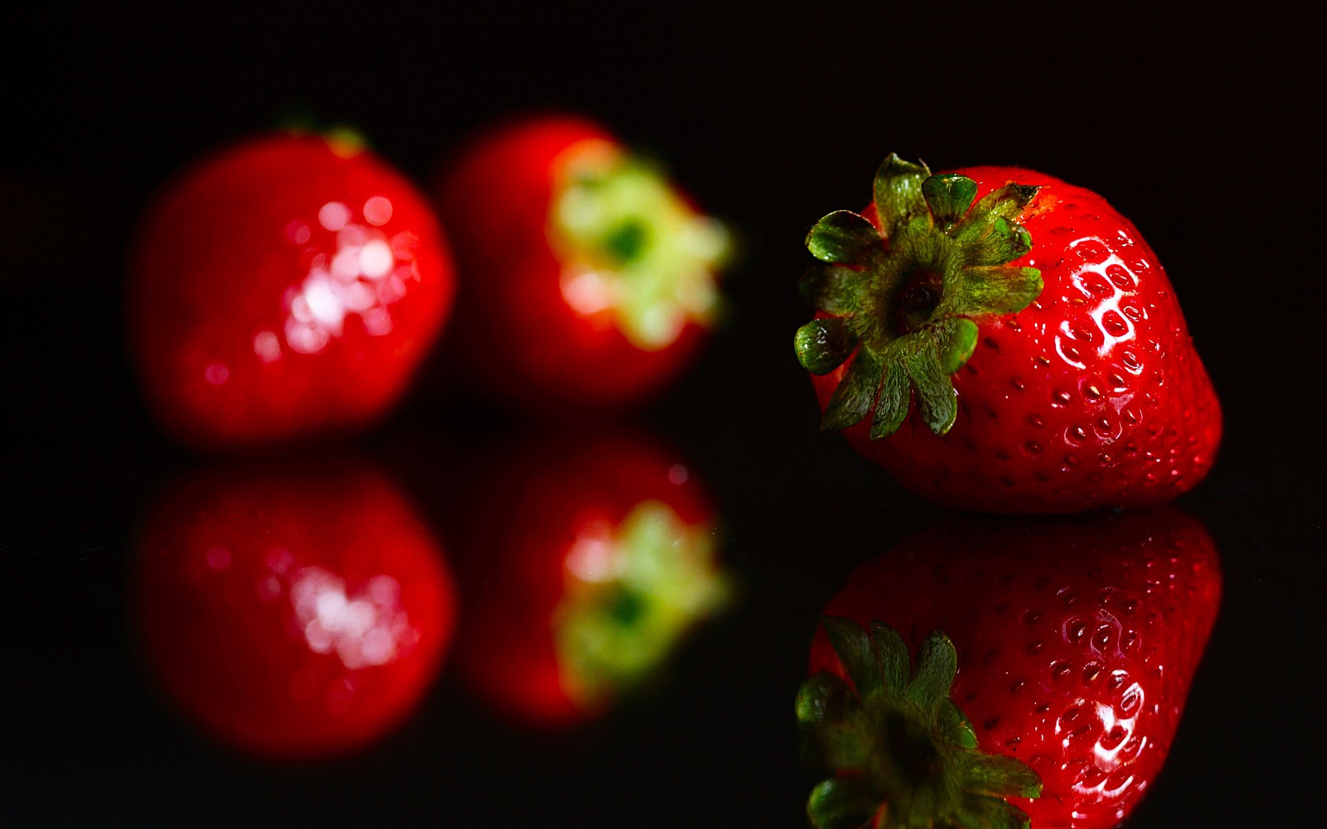 Обои отражение, красная, клубника, черный фон, ягоды, reflection, red, strawberry, black background, berries разрешение 2560x1600 Загрузить