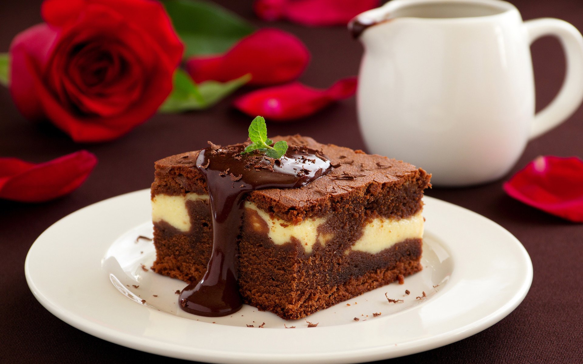 Обои розы, шоколад, сладкое, торт, пирожное, кусочек, roses, chocolate, sweet, cake, piece разрешение 2000x1333 Загрузить