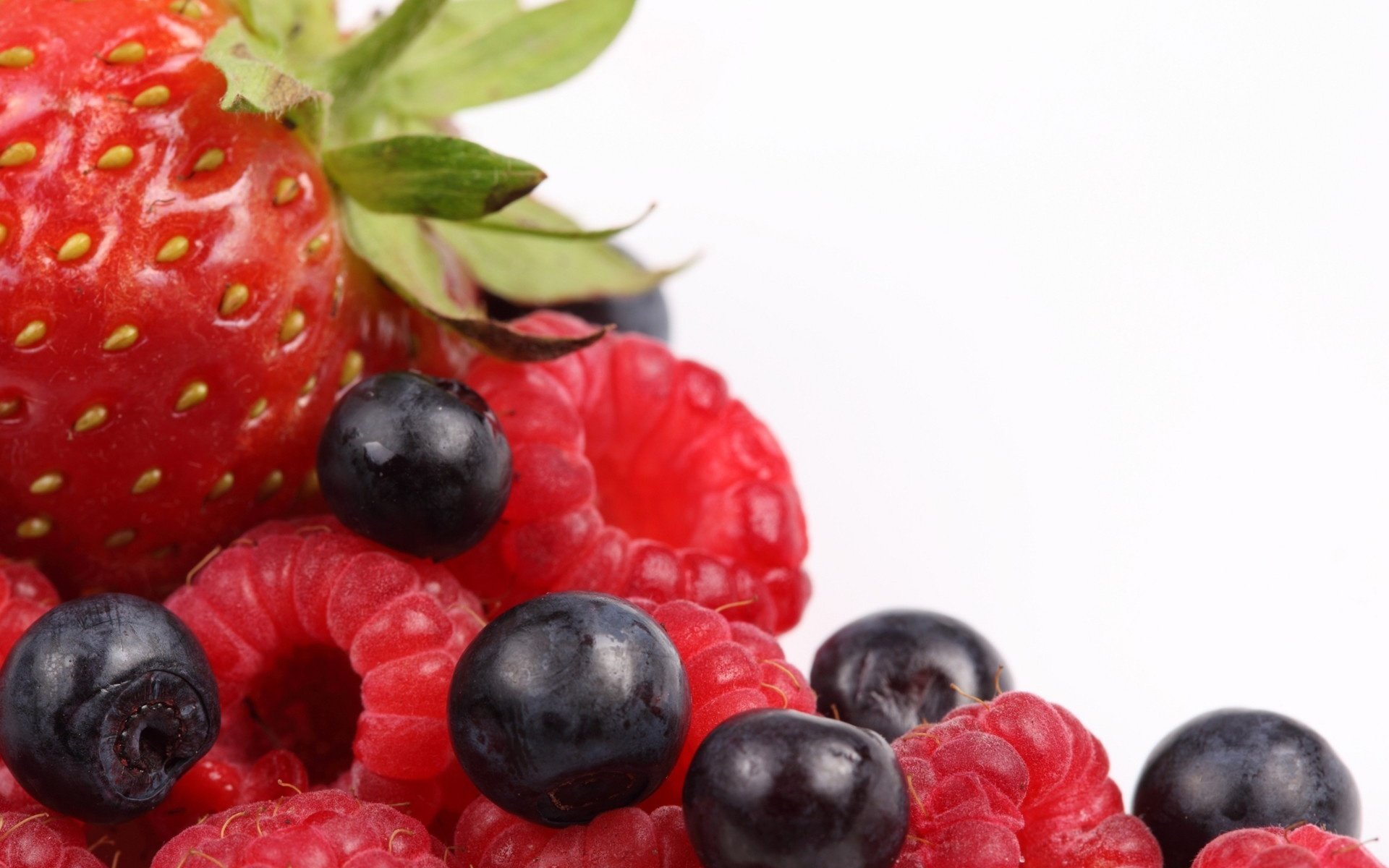 Обои малина, клубника, ягоды, черника, raspberry, strawberry, berries, blueberries разрешение 1920x1280 Загрузить