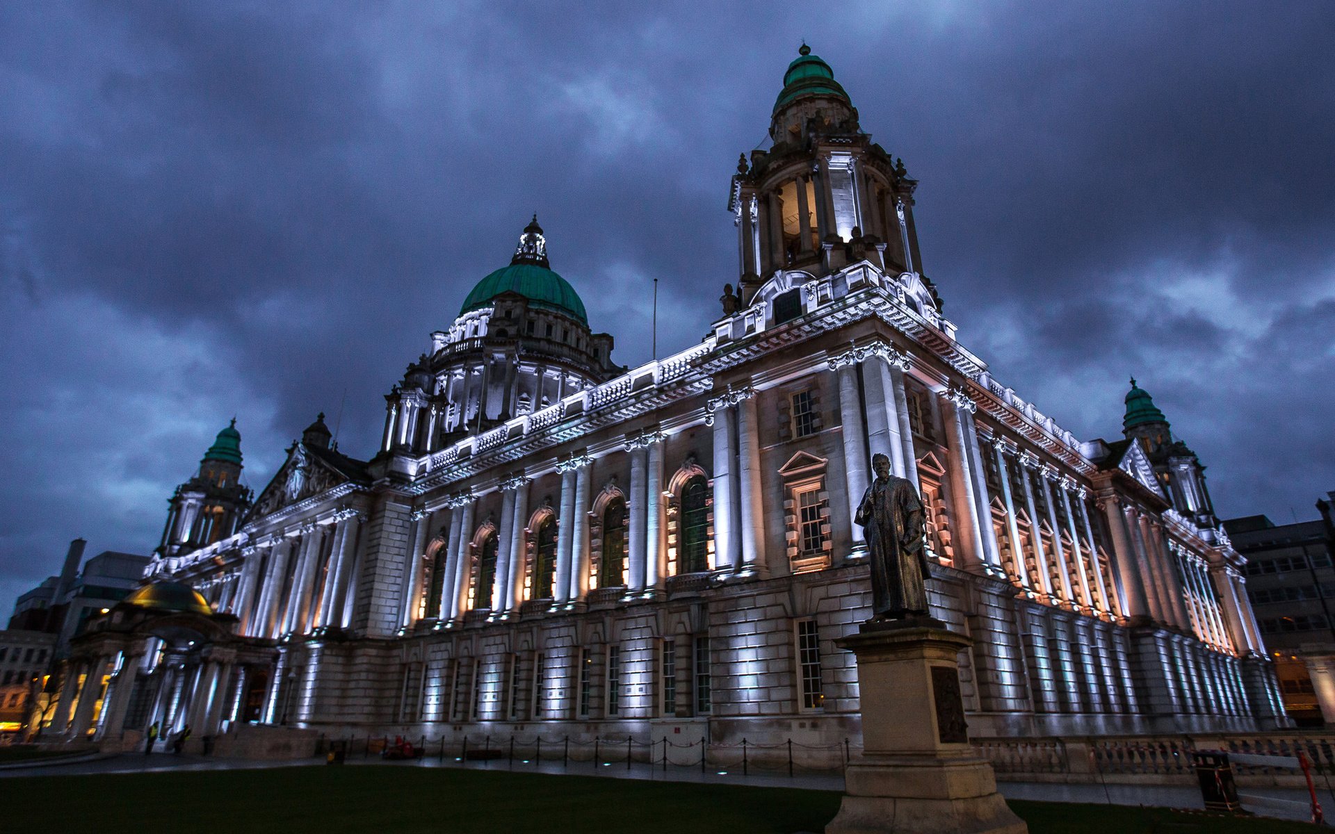 Обои ночь, огни, памятник, city hall, белфаст, северная ирландия, night, lights, monument, belfast, northern ireland разрешение 2048x1440 Загрузить