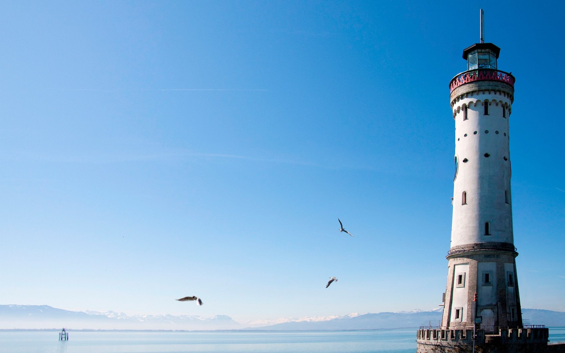 Обои небо, море, маяк, птицы, the sky, sea, lighthouse, birds разрешение 2880x1920 Загрузить