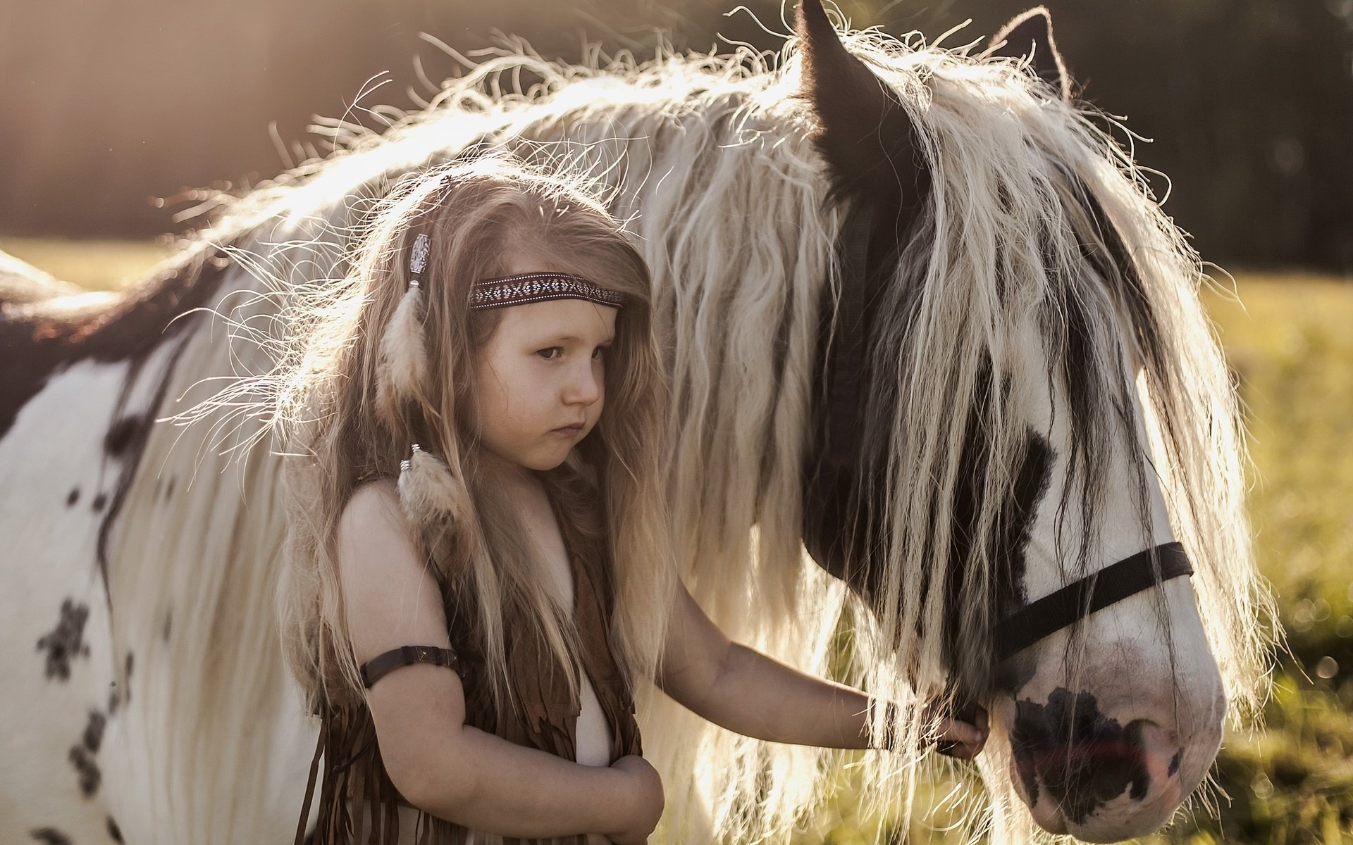 Обои фон, взгляд, девочка, волосы, пони, грива, лошадка, background, look, girl, hair, pony, mane, horse разрешение 2560x1707 Загрузить