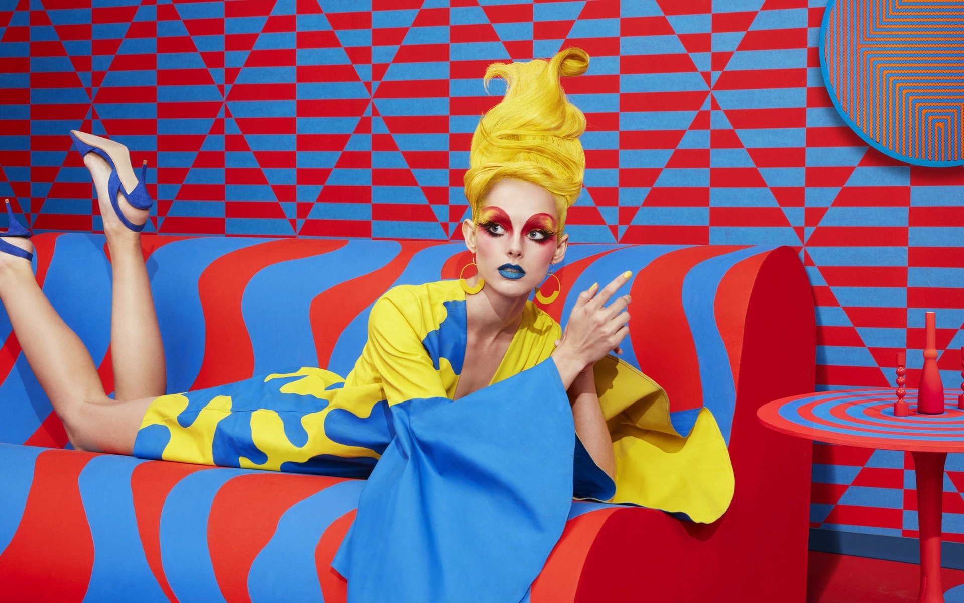 Обои стиль, девушка, диван, sagmeister & walsh, полихром, style, girl, sofa, polychrome разрешение 3000x2000 Загрузить